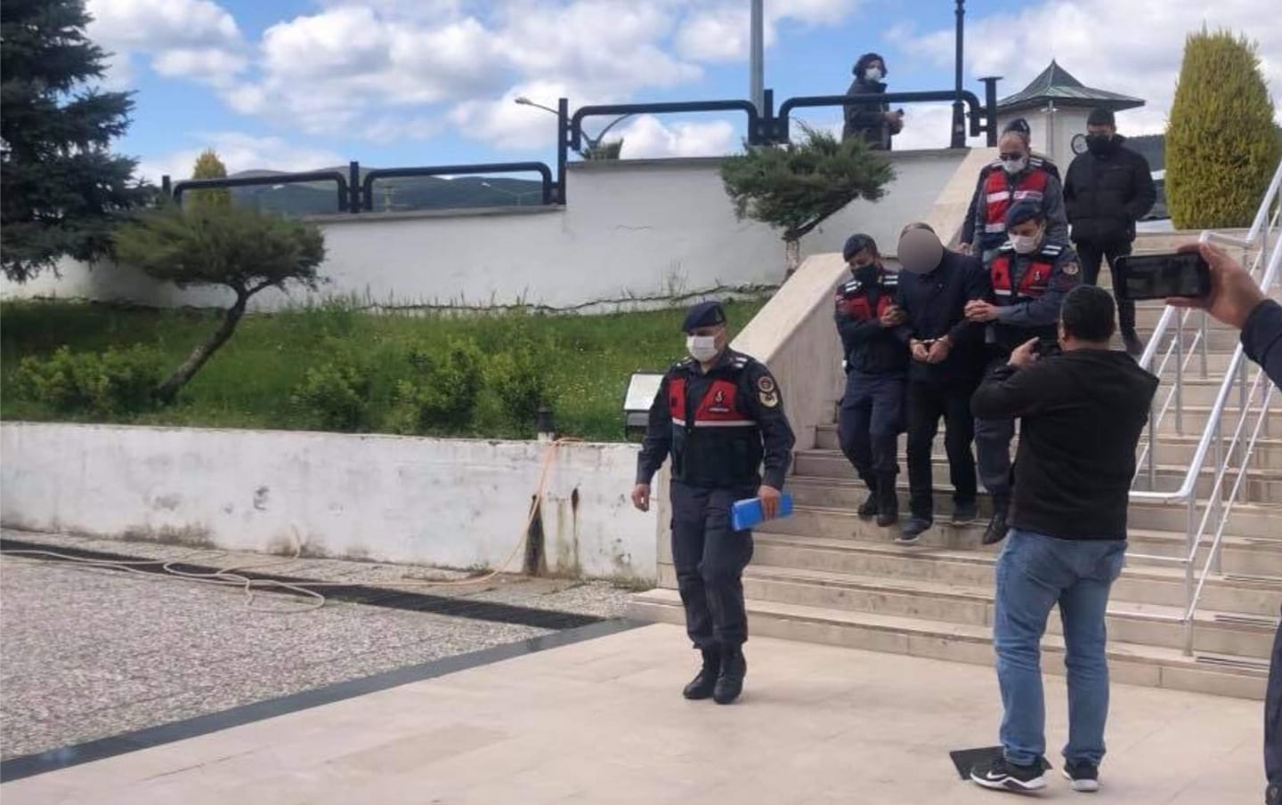 CİNAYET ŞÜPHELİSİNE YARDIM İDDİASI İLE GÖZALTINA ALINAN ŞAHIS ADLİYEYE ÇIKARILDI