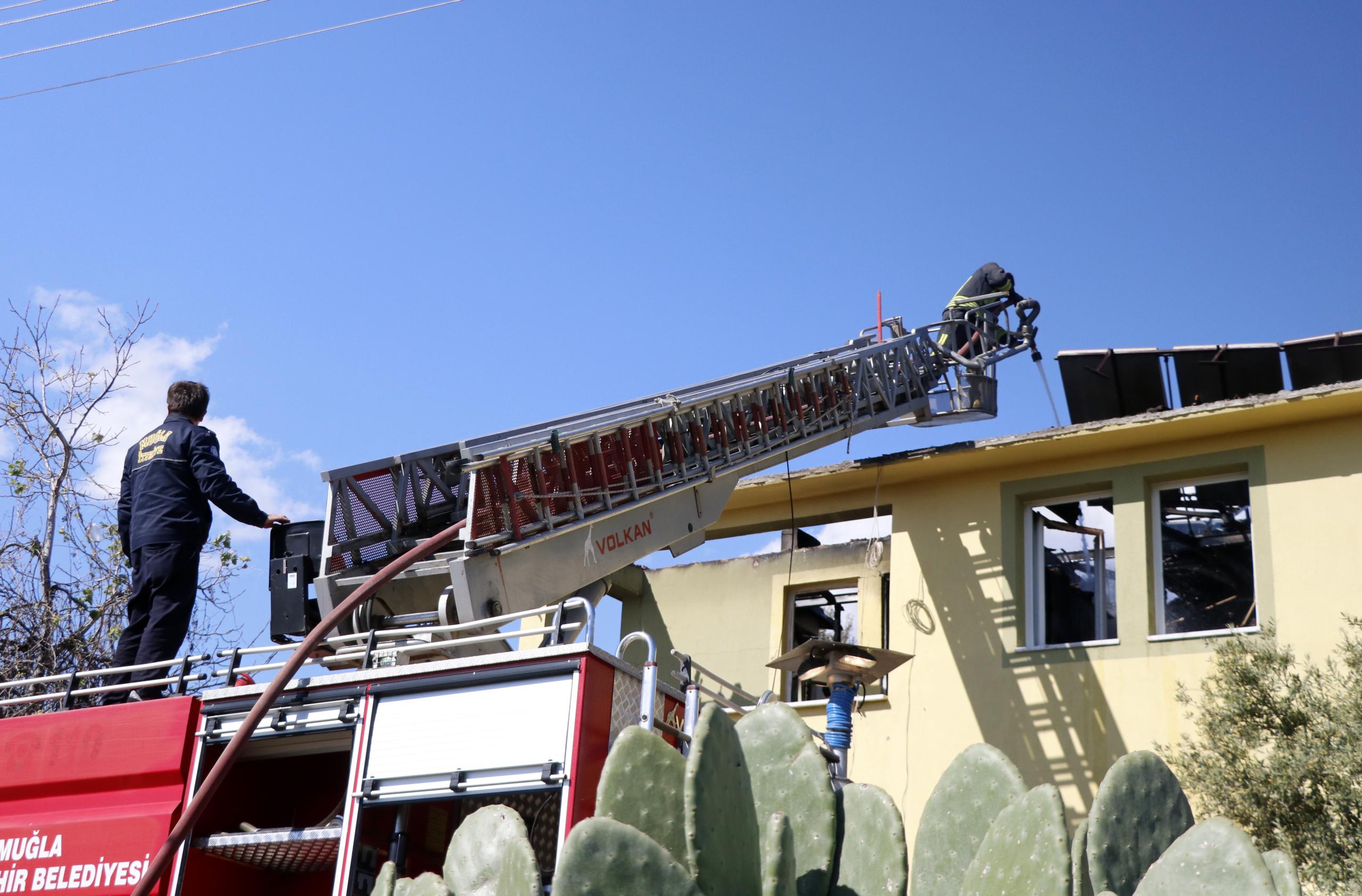evde çıkan yangın itfaiye ekiplerince söndürüldü