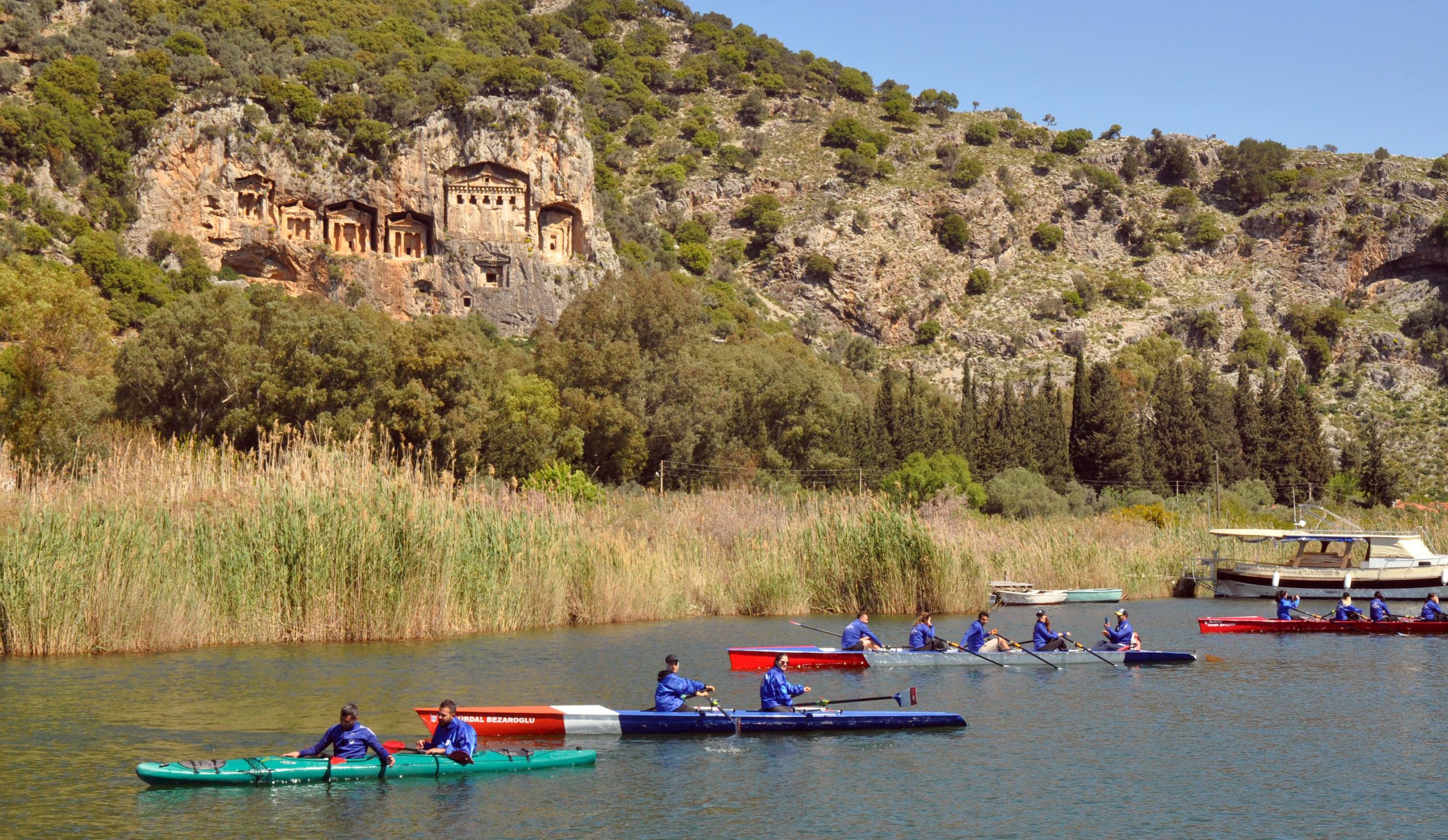 kürek ve kano sporcuları doğayla baş başa kürek çekti