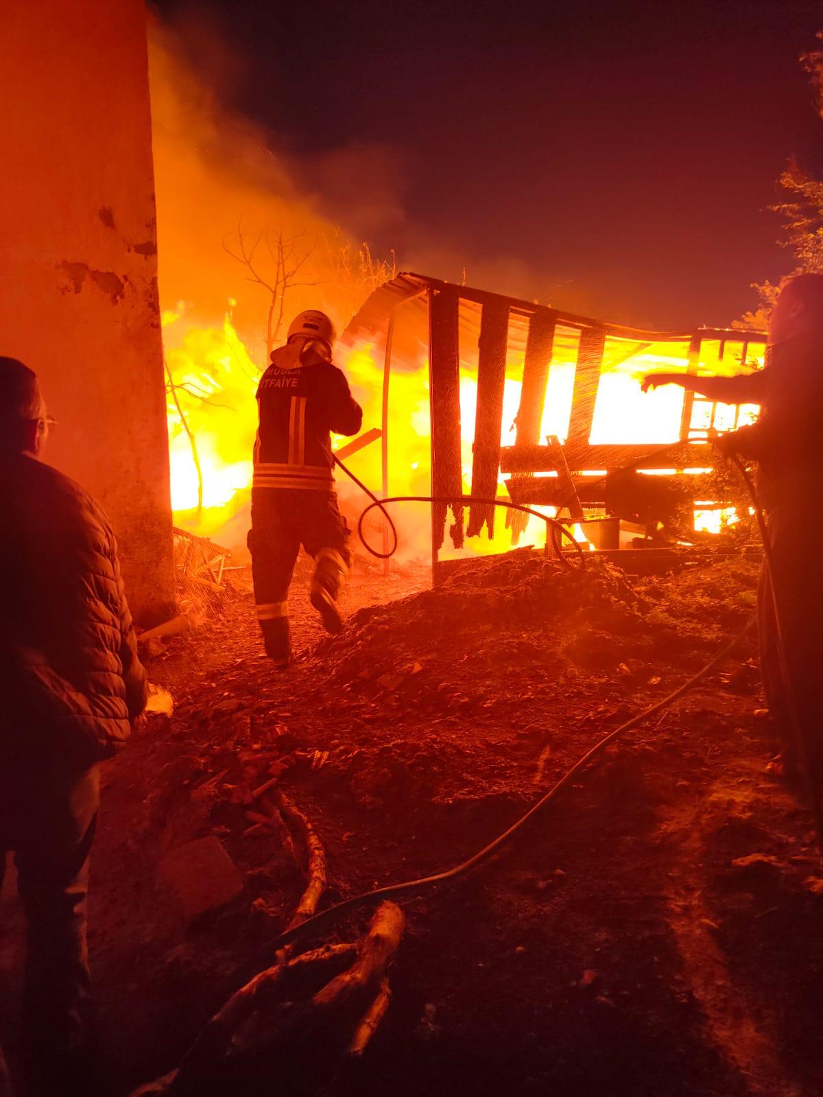  depoda çıkan ve ağıla sıçrayan yangın söndürüldü