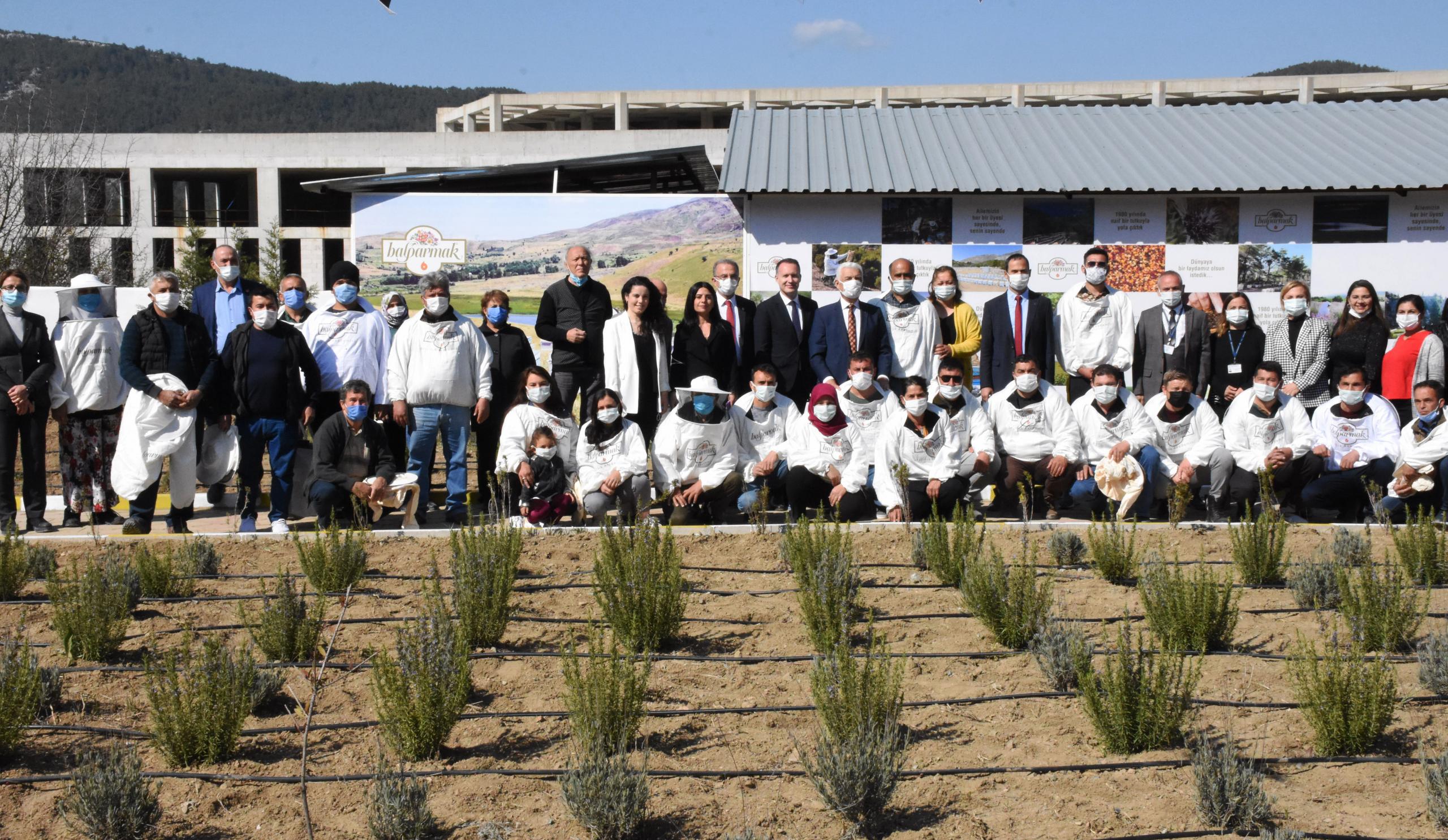  Arıcılık Akademisi'nde eğitim gören arıcılar mezun oldu