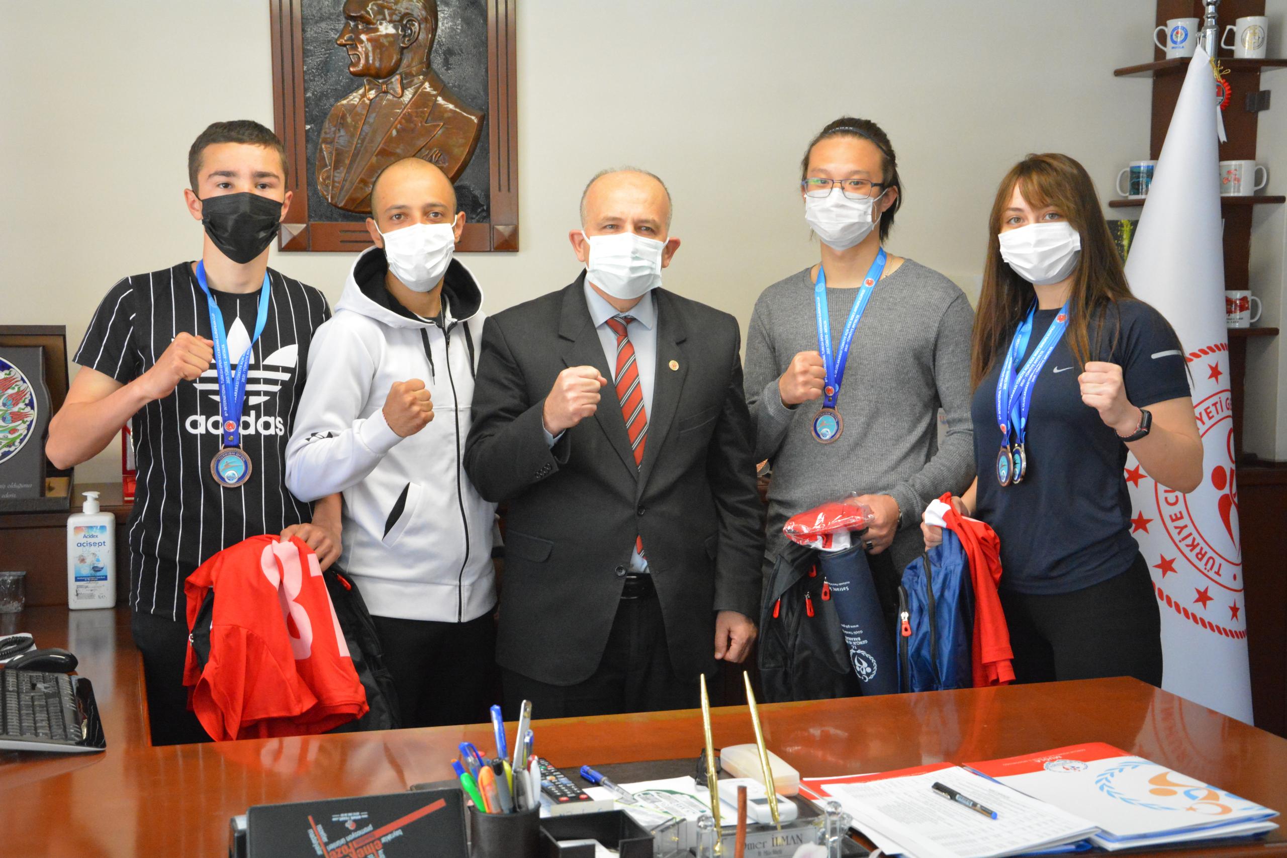 ŞAMPİYONLARDAN İL MÜDÜRÜ İLMAN’A ZİYARET