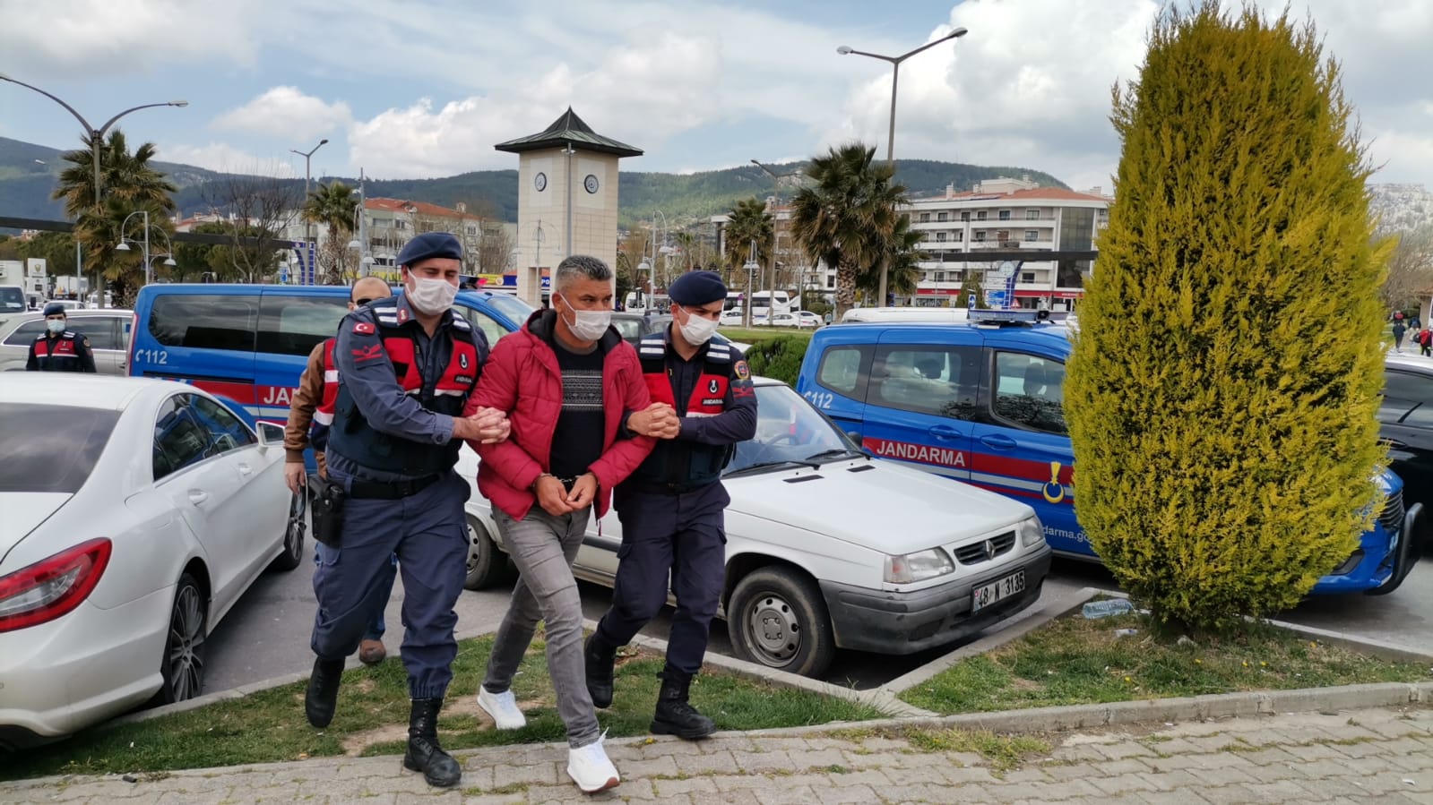 Baba oğul cinayetini işleyen katil zanlısı adliyeye çıkarıldı