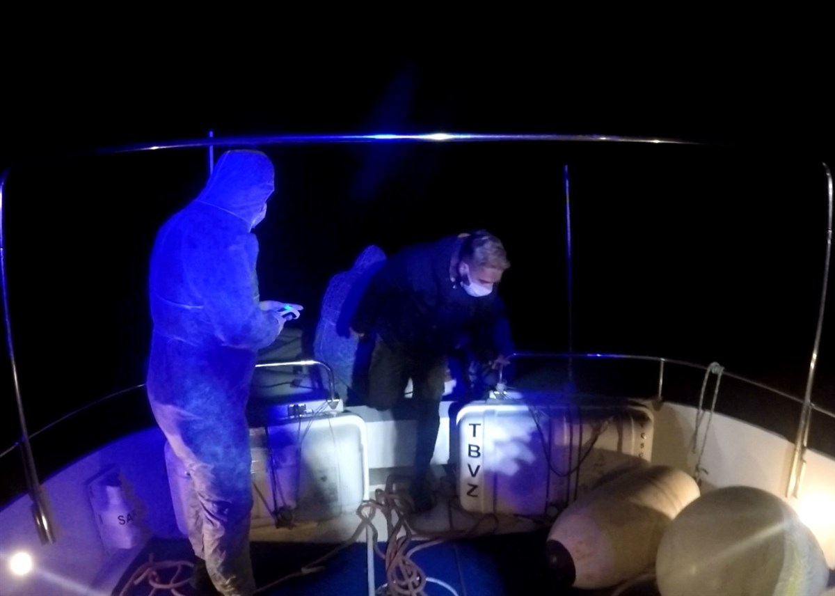 denizde sürüklenen lastik bottaki düzensiz göçmen kurtarıldı