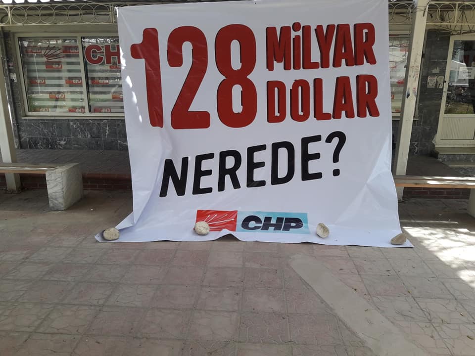 CHP’NİN PANKARTI YARIM SAAT ASILI KALDI