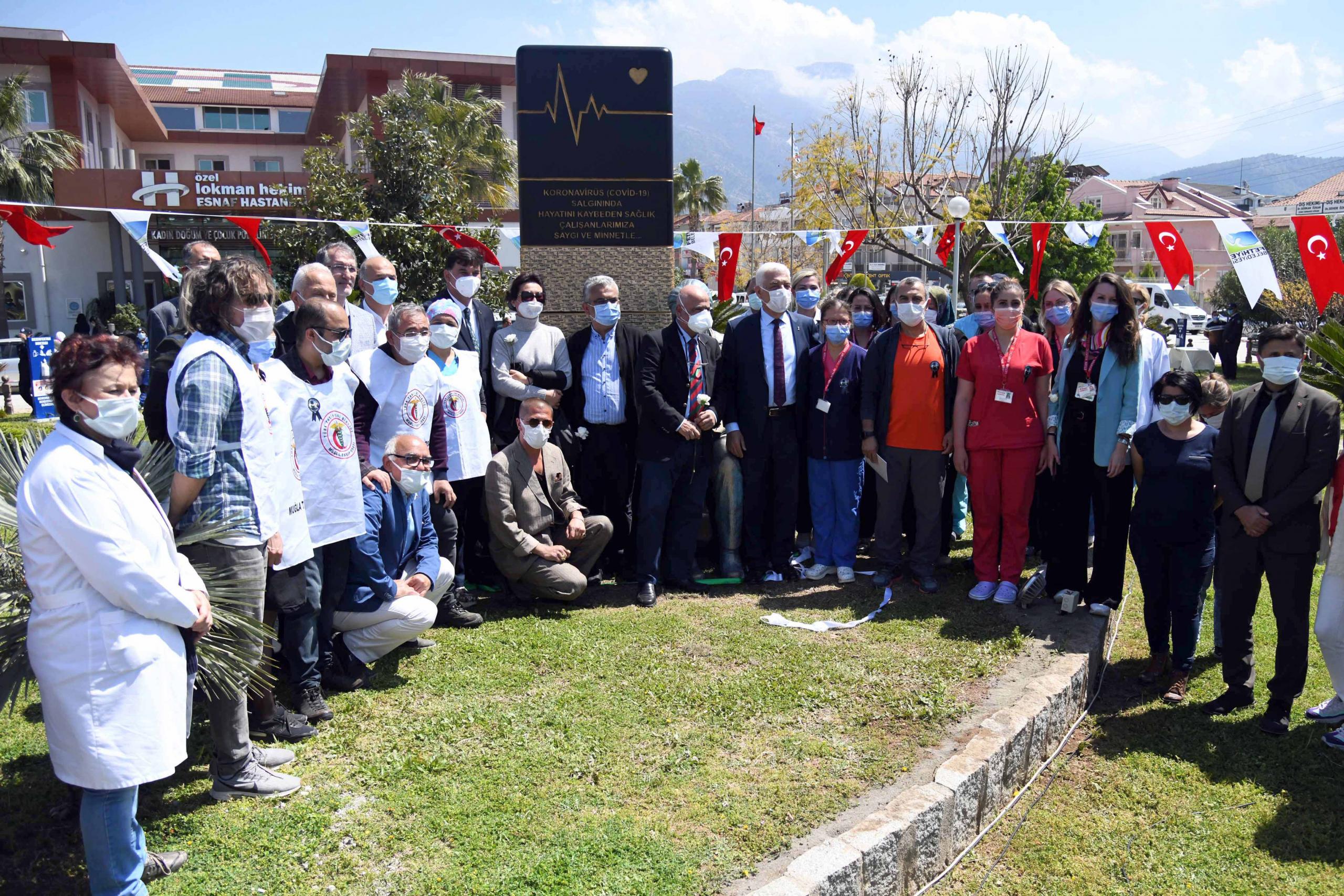 sağlık çalışanları için yapılan "Saygı Anıtı" açıldı