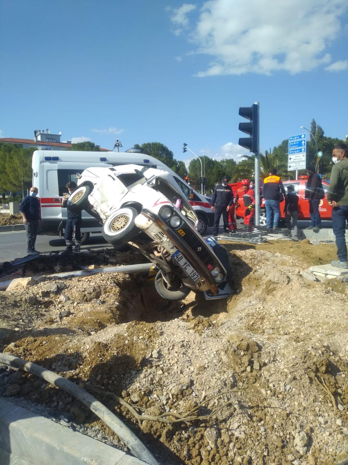 otomobille kamyon çarpıştı: 3 yaralı