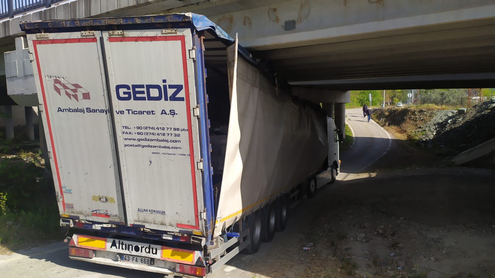 köprüye sıkışan tır kurtarıldı