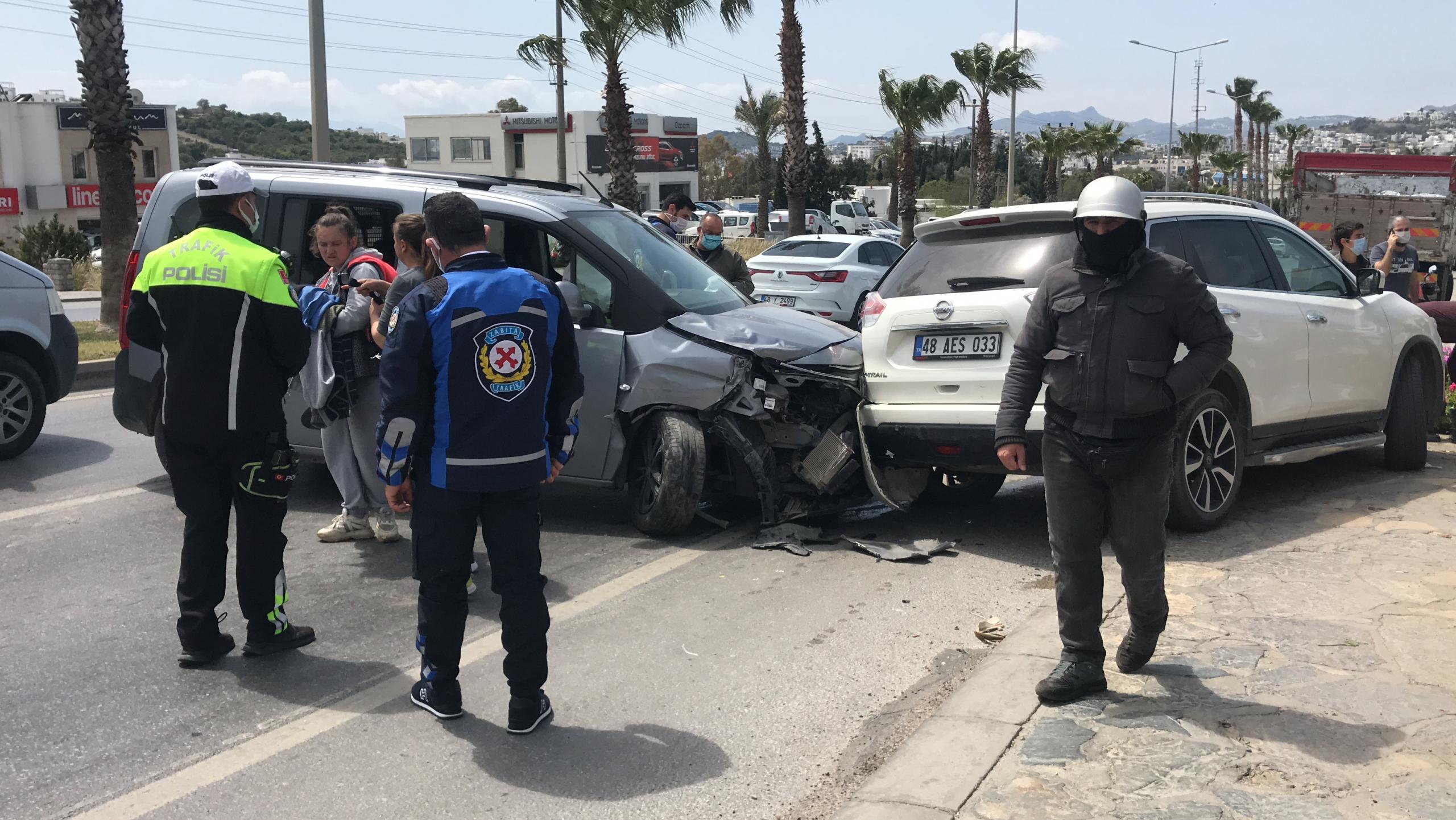 otomobilin park halindeki araçlara çarpma anı güvenlik kamerasına yansıdı