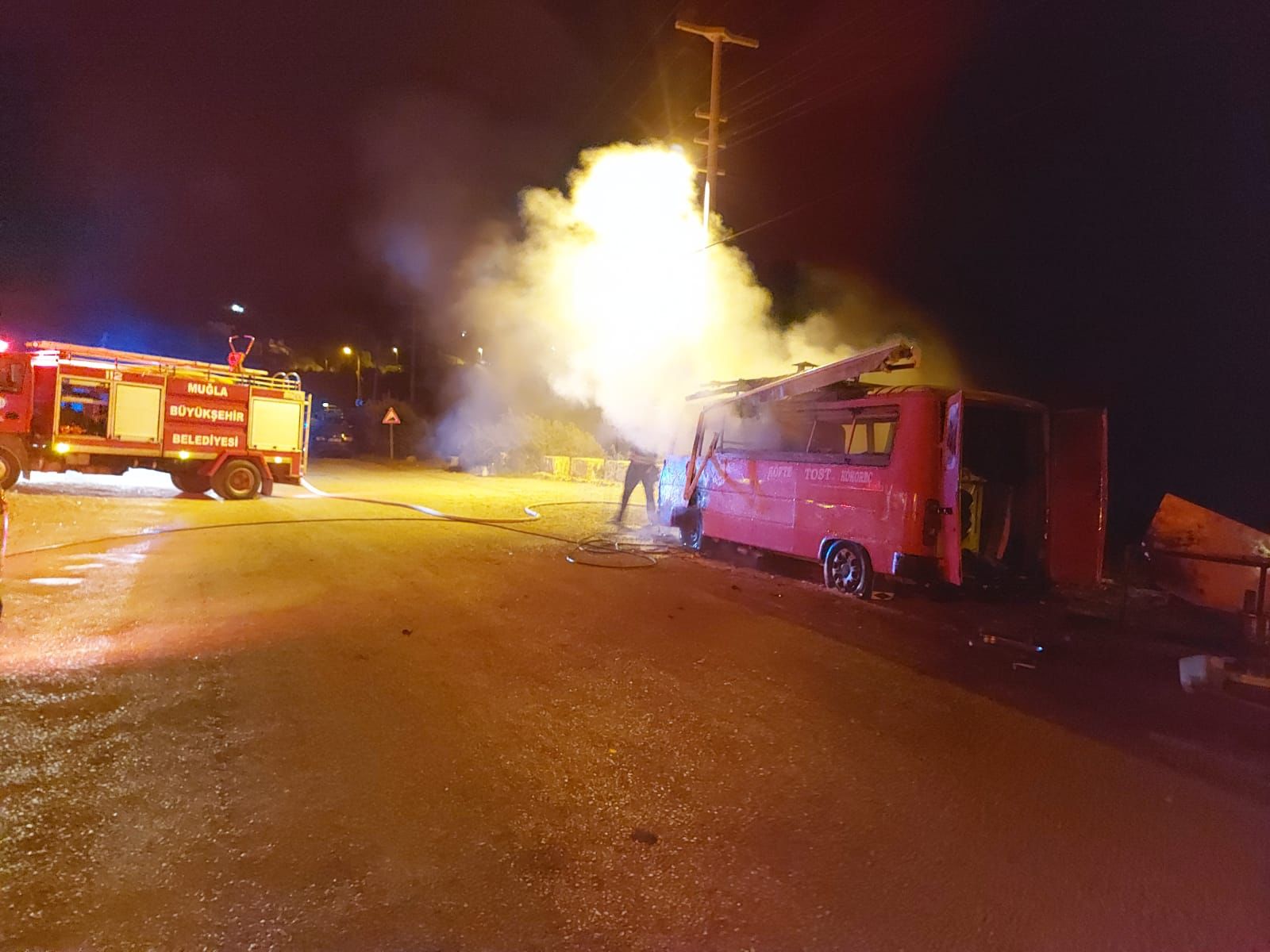 Muğla'da park halindeki minibüs yandı
