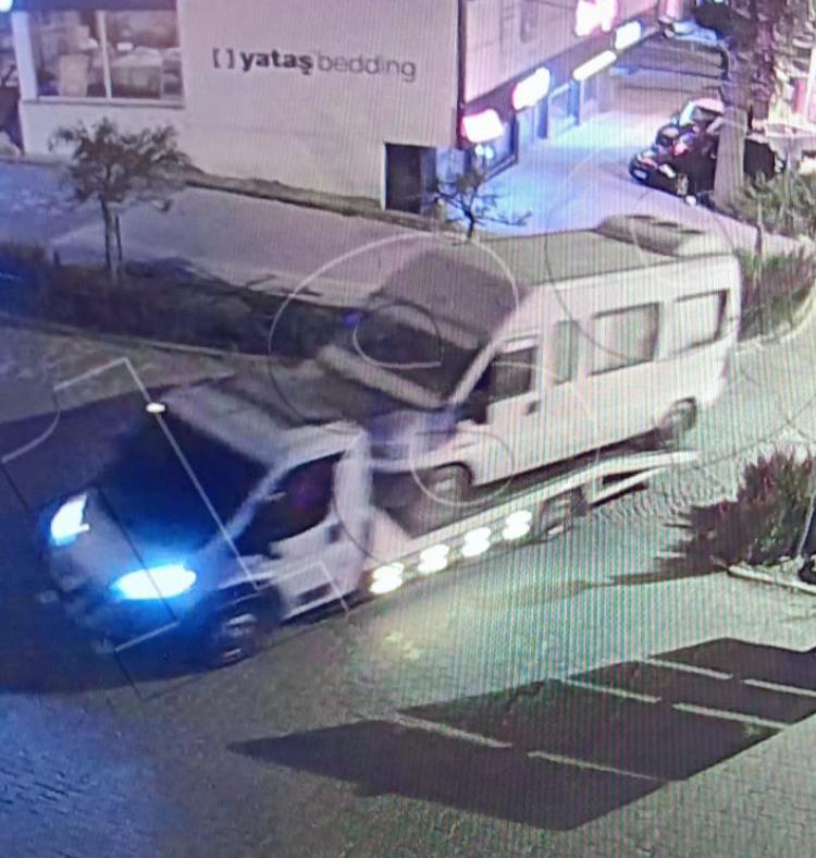 park halindeki minibüsü çaldıkları iddia edilen 2 şüpheli yakalandı