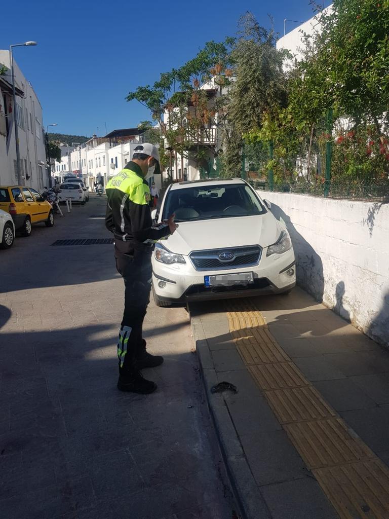 engelli yürüyüş yollarına park eden sürücülere trafik cezası uygulandı