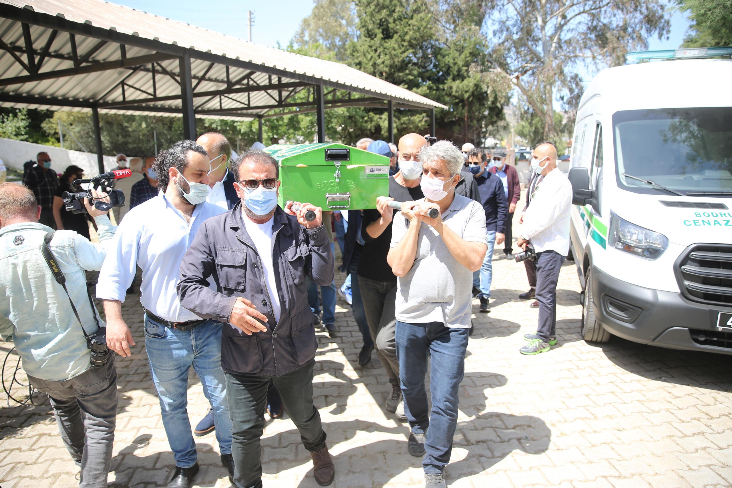 Gazeteci yazar Selahattin Duman vasiyeti üzerine Bodrum'da toprağa verildi