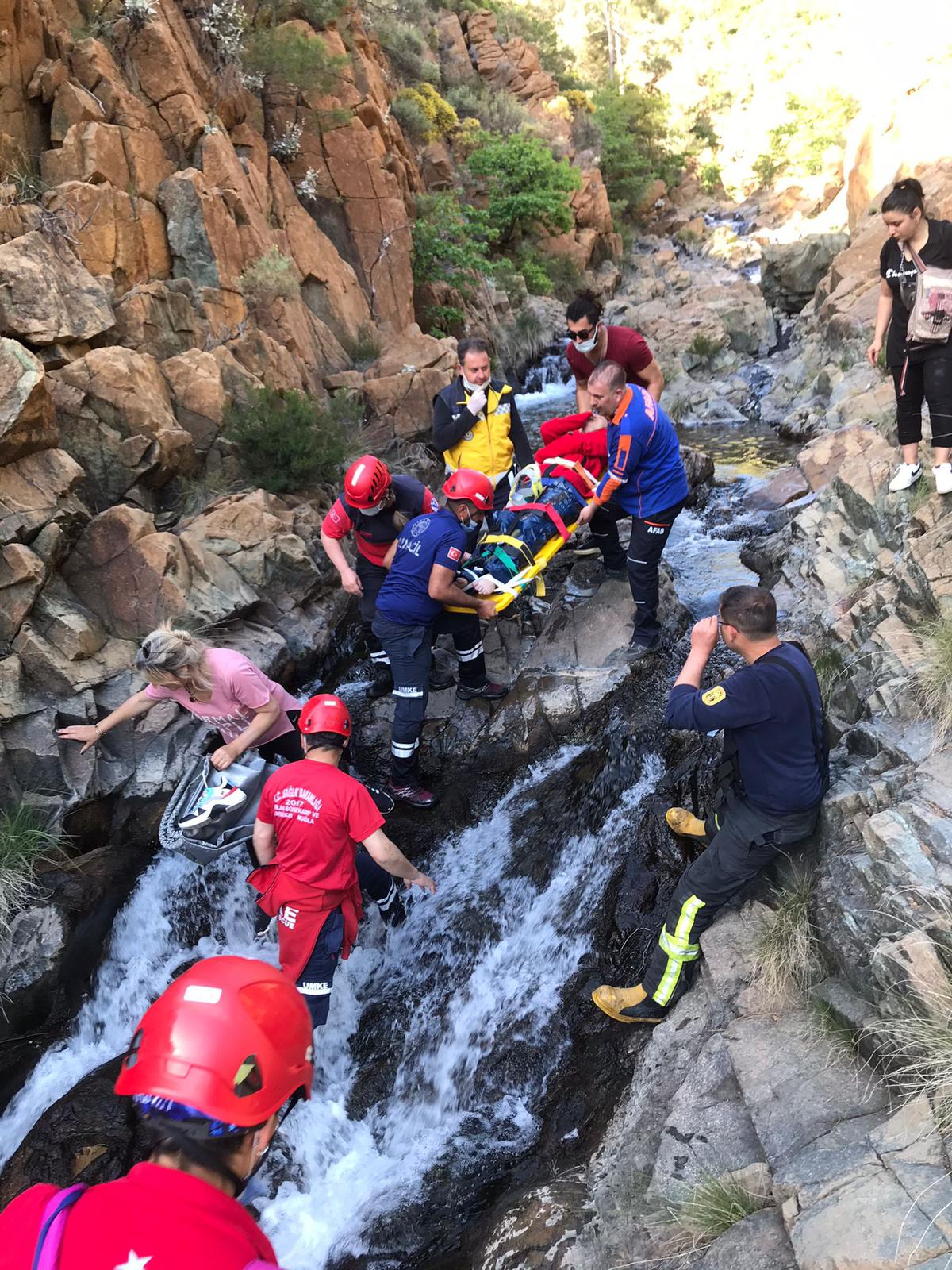 KANYONDAN DÜŞEREK YARALANDI