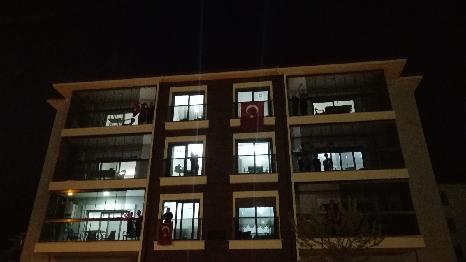 İSTİKLAL MARŞI BU KEZ BALKONLARDAN OKUNDU