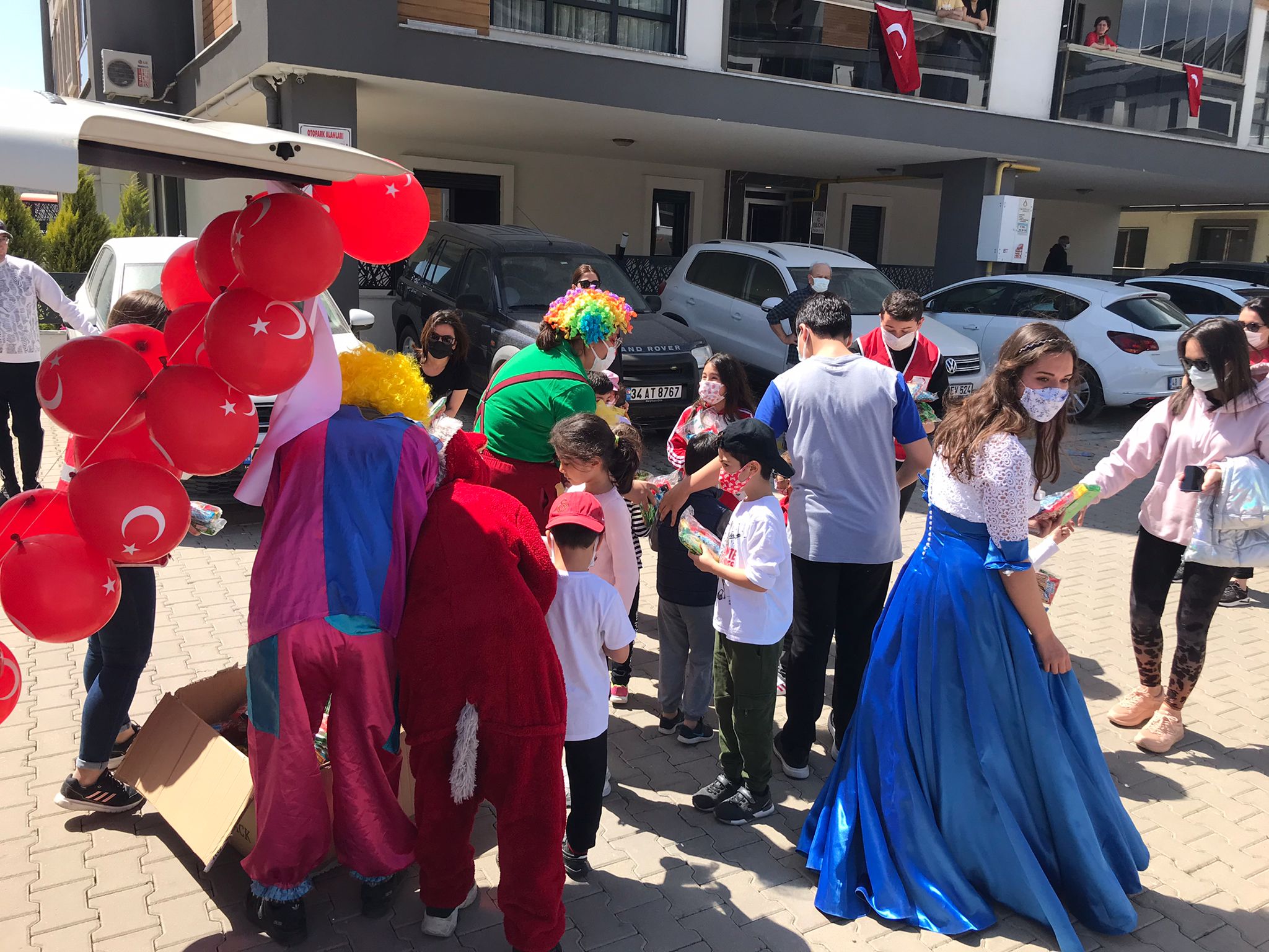 GENÇ KIZILAY GÖNÜLLÜLERİ ÇOCUKLARI UNUTMADI