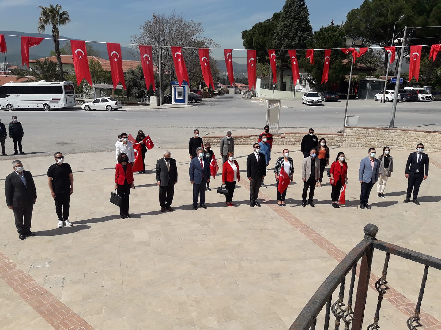 YATAĞAN’DA 23 NİSAN’DA CHP VE İYİ PARTİ ANITA ÇELENK SUNDU