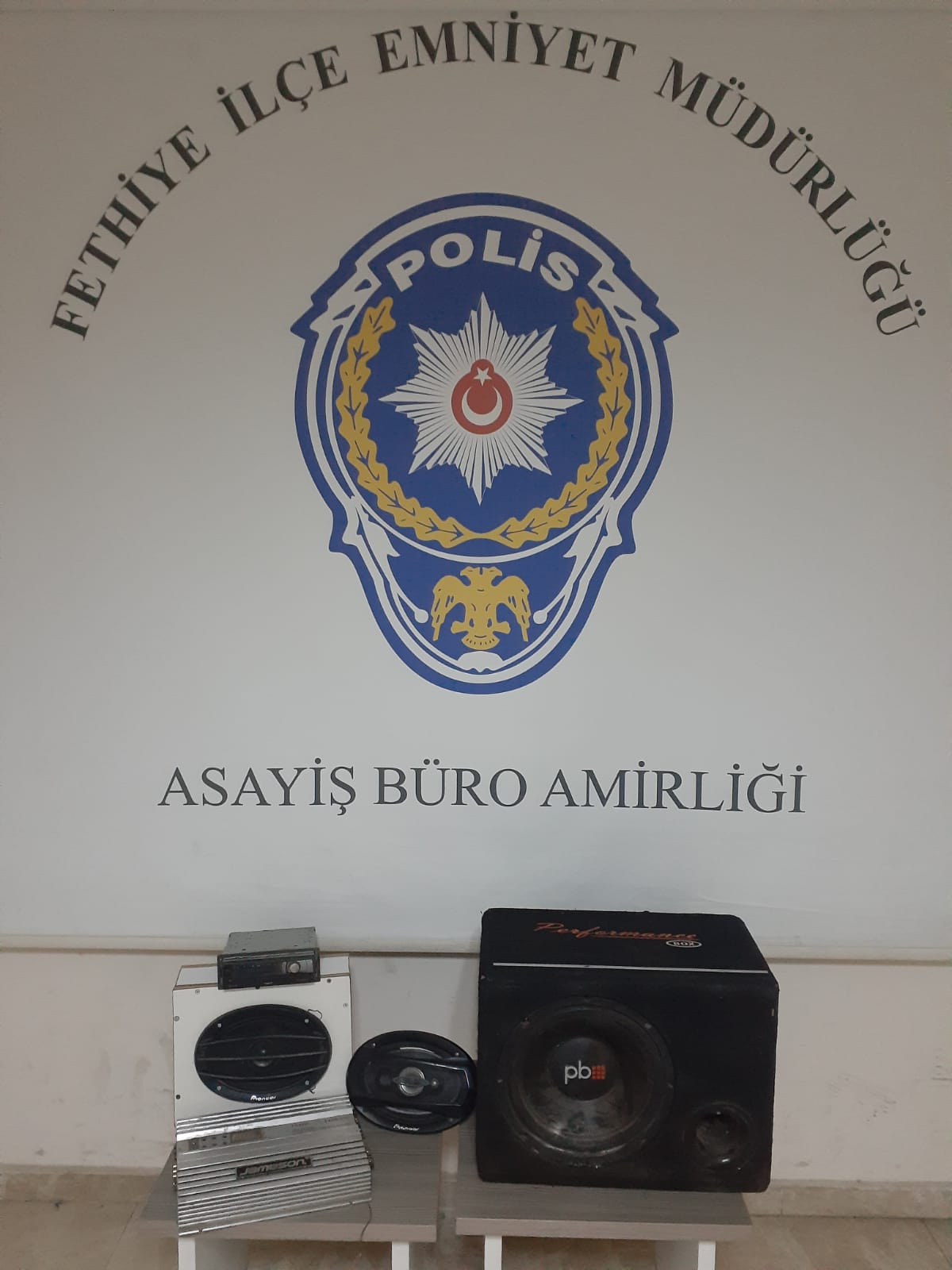 otomobilden hırsızlık yaptığı iddiasıyla yakalanan 2 zanlı tutuklandı