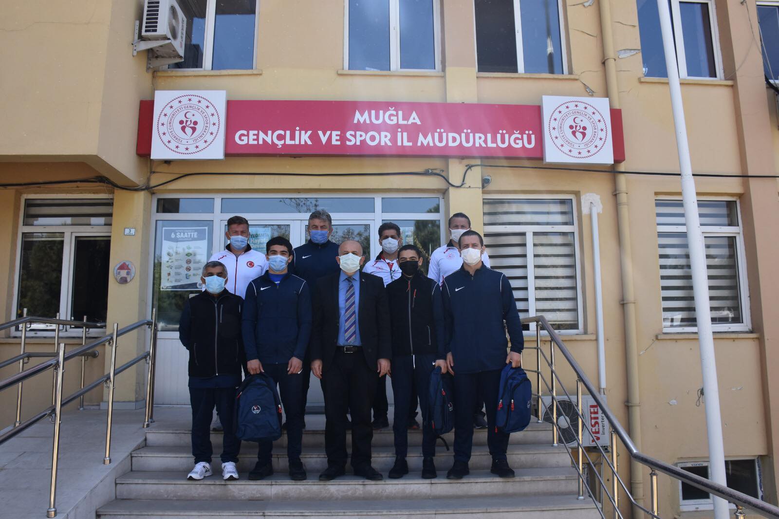 GÜREŞ MİLLİ TAKIM KADROSUNA SEÇİLEN SPORCULAR VE ANTRENÖRLERİNDEN İLMAN’A ZİYARET