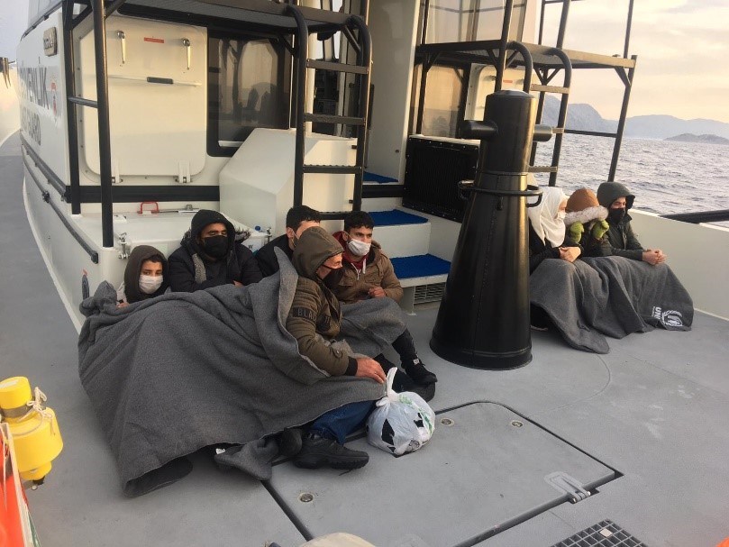 Türk kara sularına itilen 8 düzensiz göçmen kurtarıldı