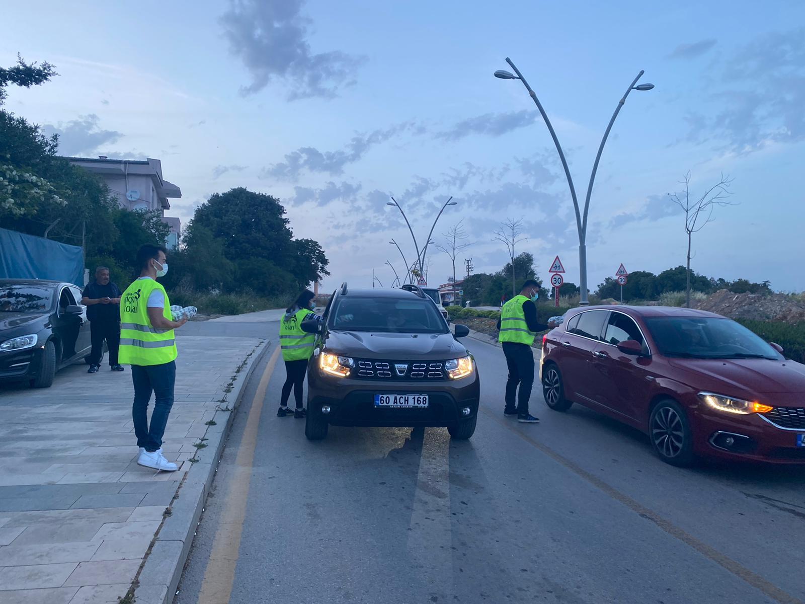 AK Partili gençlerden iftara yetişemeyenlere kumanya