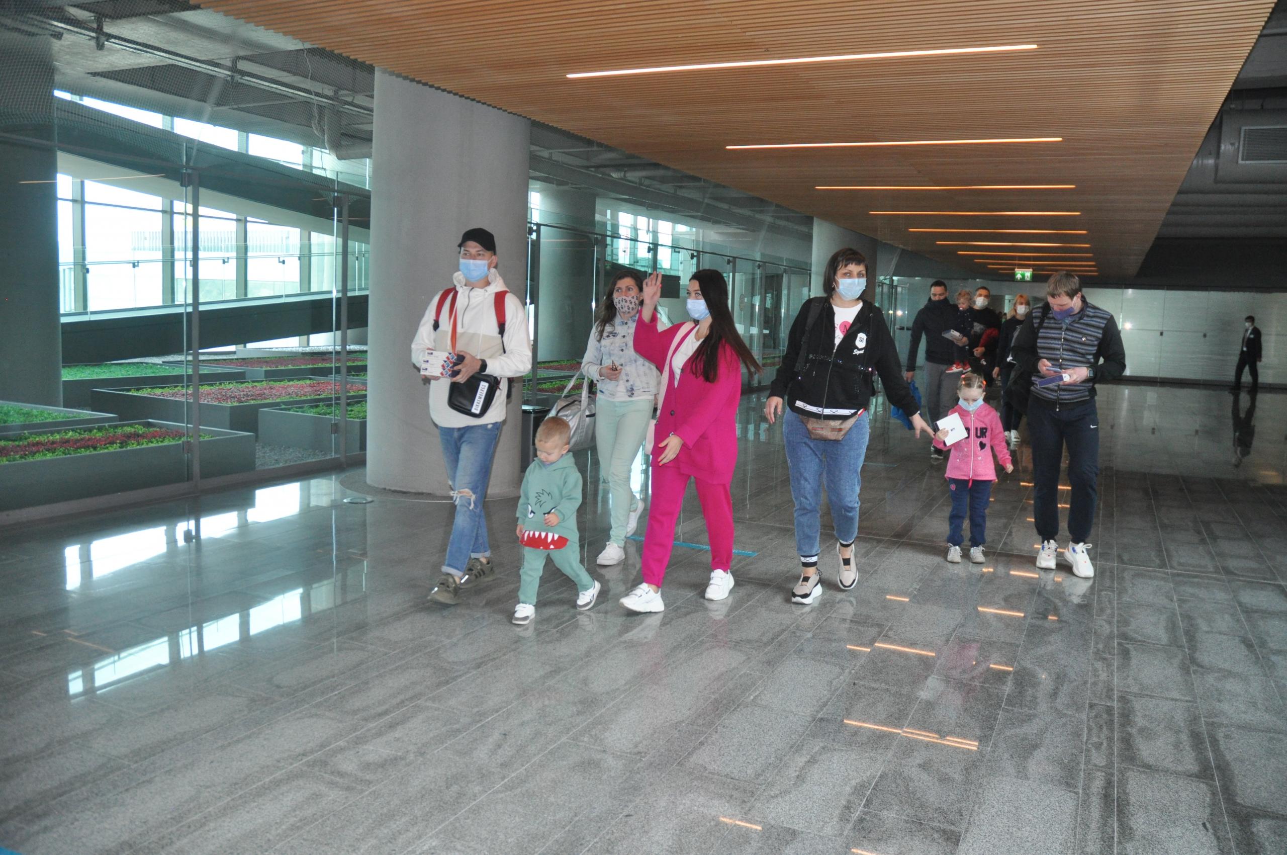 Dalaman'a gelen ilk Ukraynalı turist kafilesi lokum ve çiçeklerle karşılandı