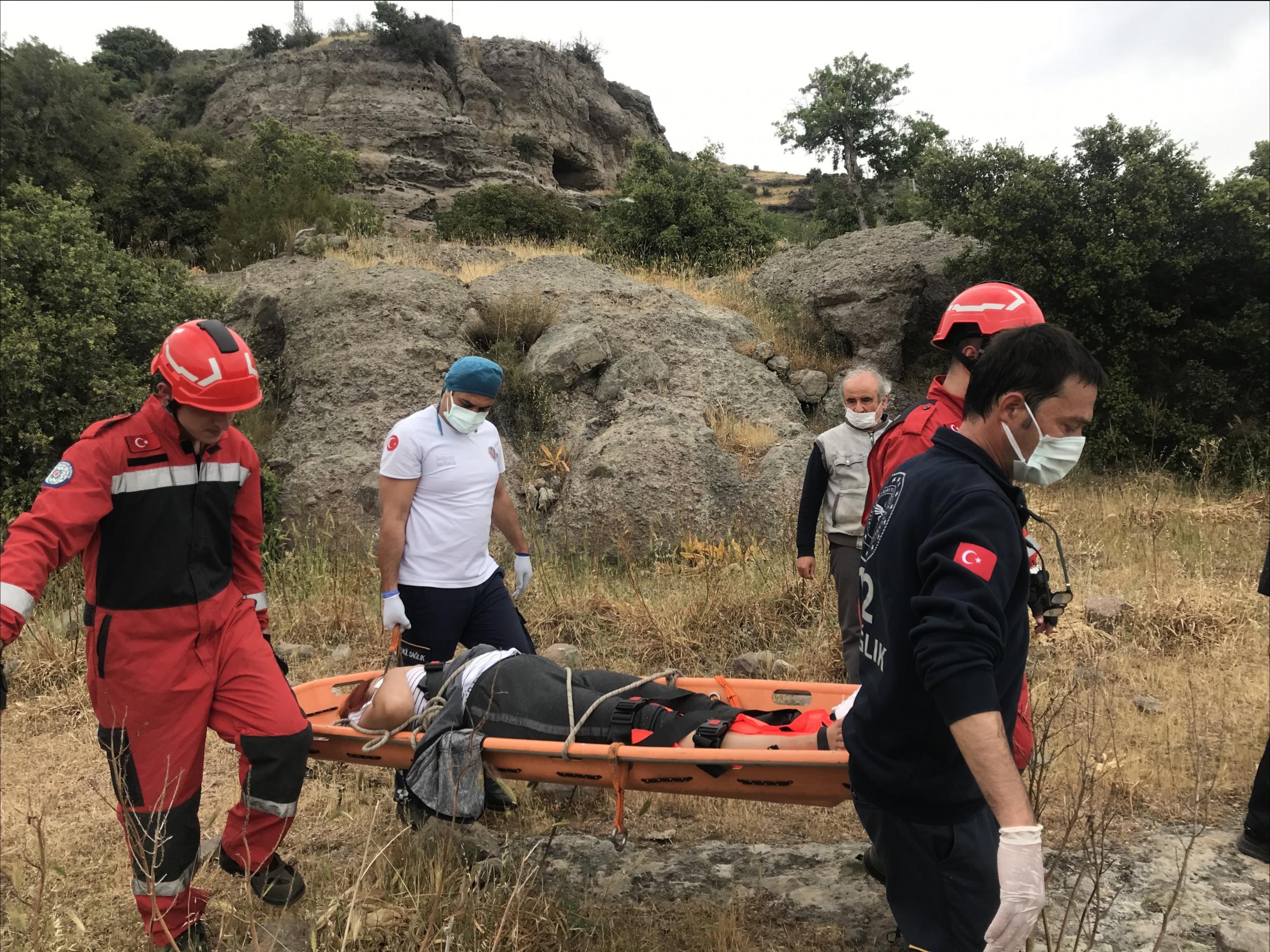 doğa yürüyüşünde bacağı kırılan kadını itfaiye ve sağlık ekipleri kurtardı