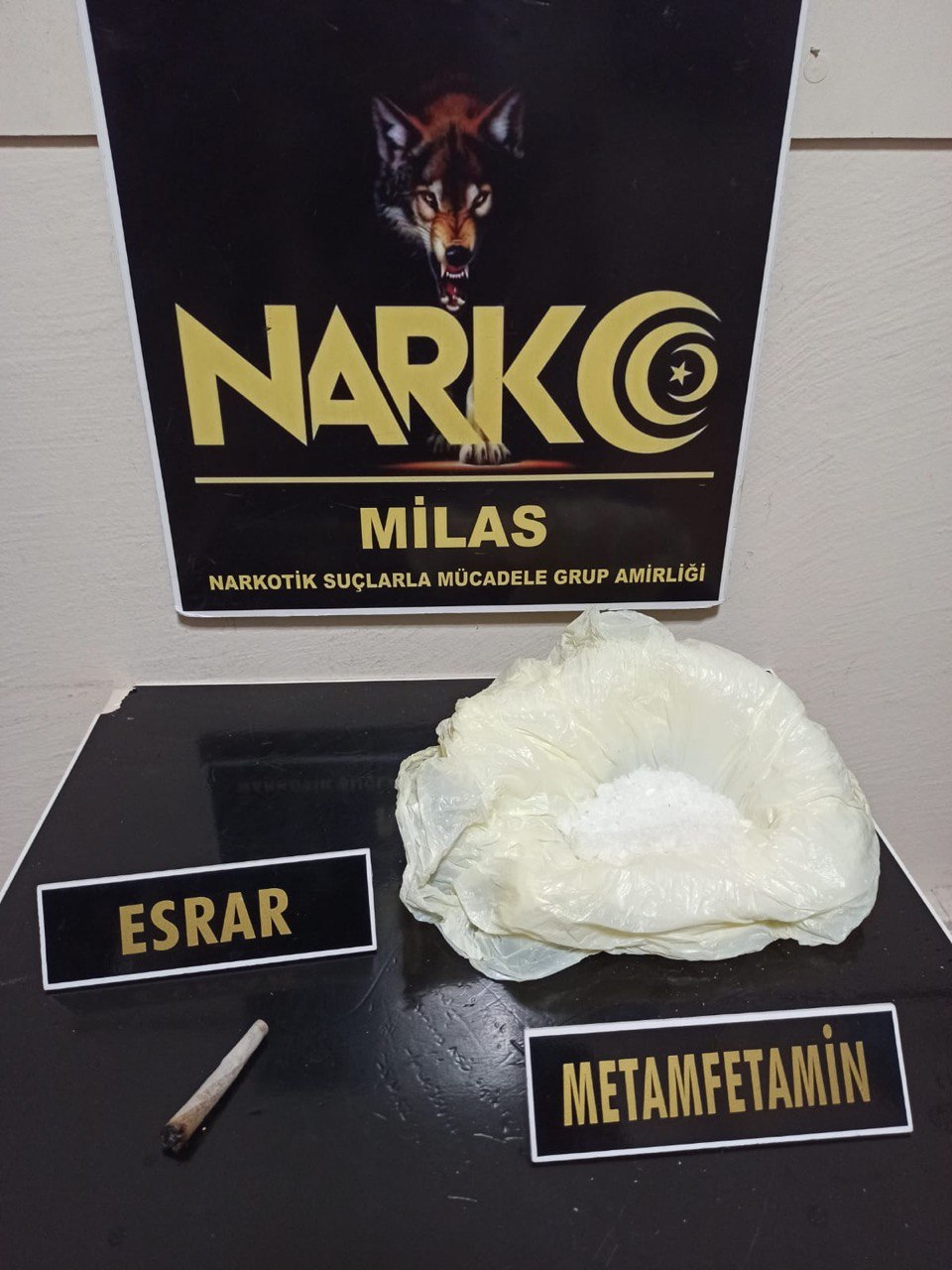 otomobillerinde uyuşturucu bulunan 2 şüpheli gözaltına alındı