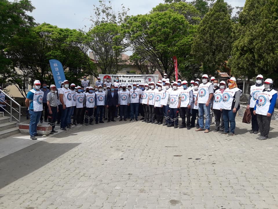 TOKSÖZ’DEN İŞÇİLERE HEM KUTLAMA HEM HEDİYE