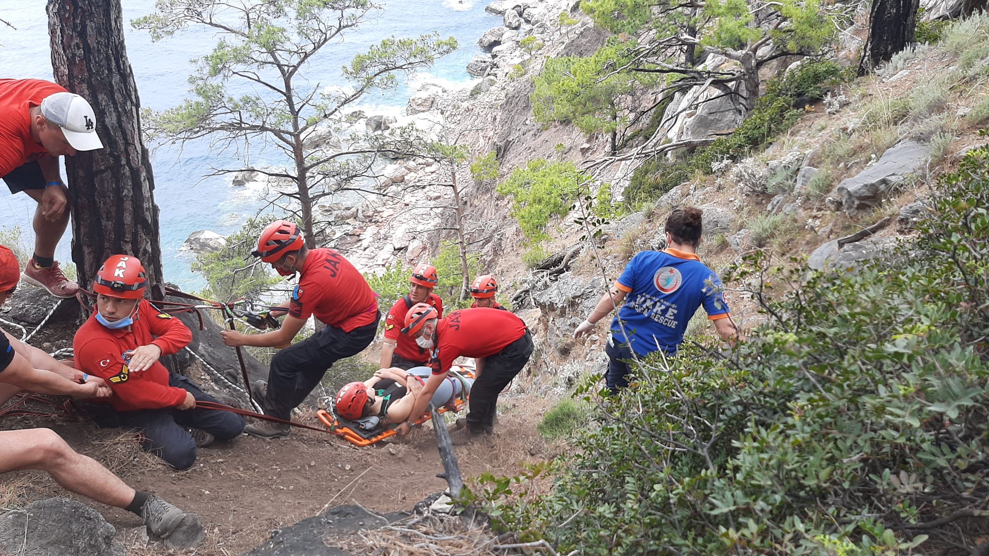 kayalıklardan düşerek ayağı kırılan ve mahsur kalan turist kurtarıldı