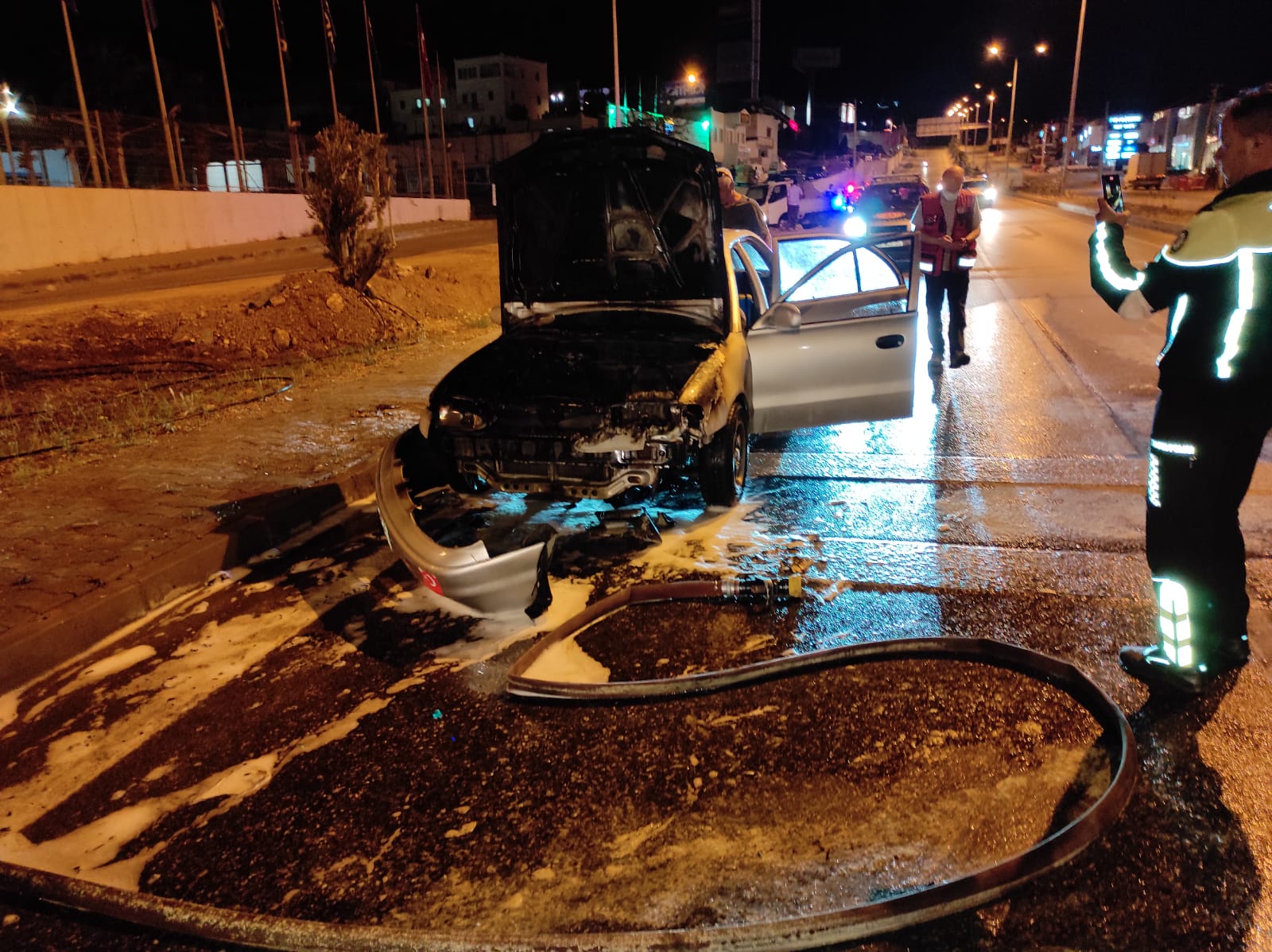 seyir halindeyken alev alan otomobil kullanılamaz hale geldi