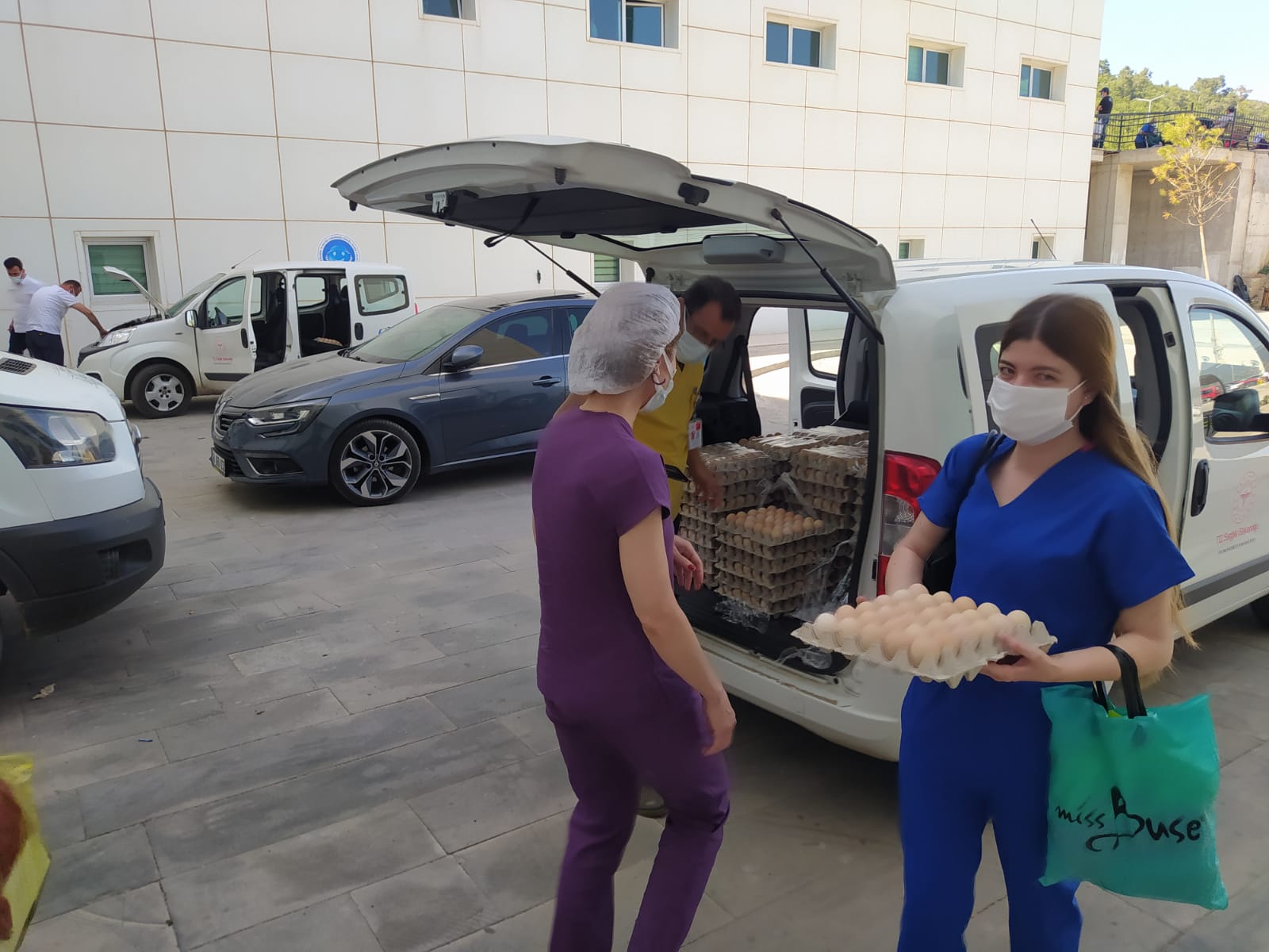 SAĞLIK ÇALIŞANLARINA YUMURTA DAĞITTI