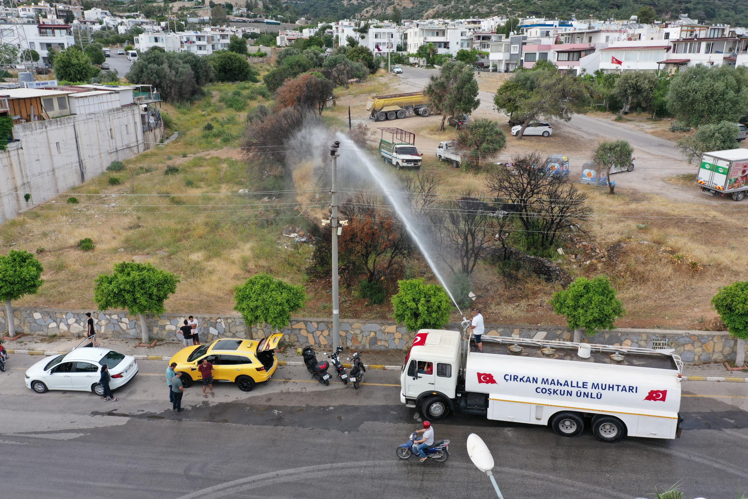 muhtar yangınlara müdahale için mahallesine itfaiye ve sulama araçları kazandırdı