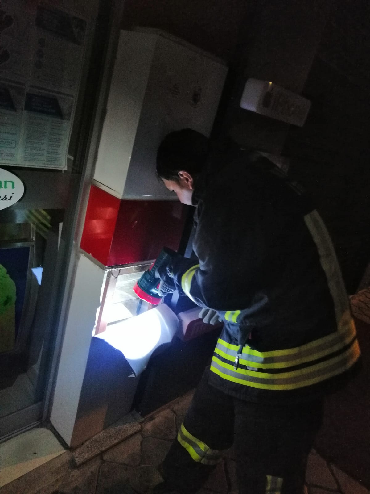 iş yerinin süsleme direğinin içerisine düşen kedi yavrusu kurtarıldı