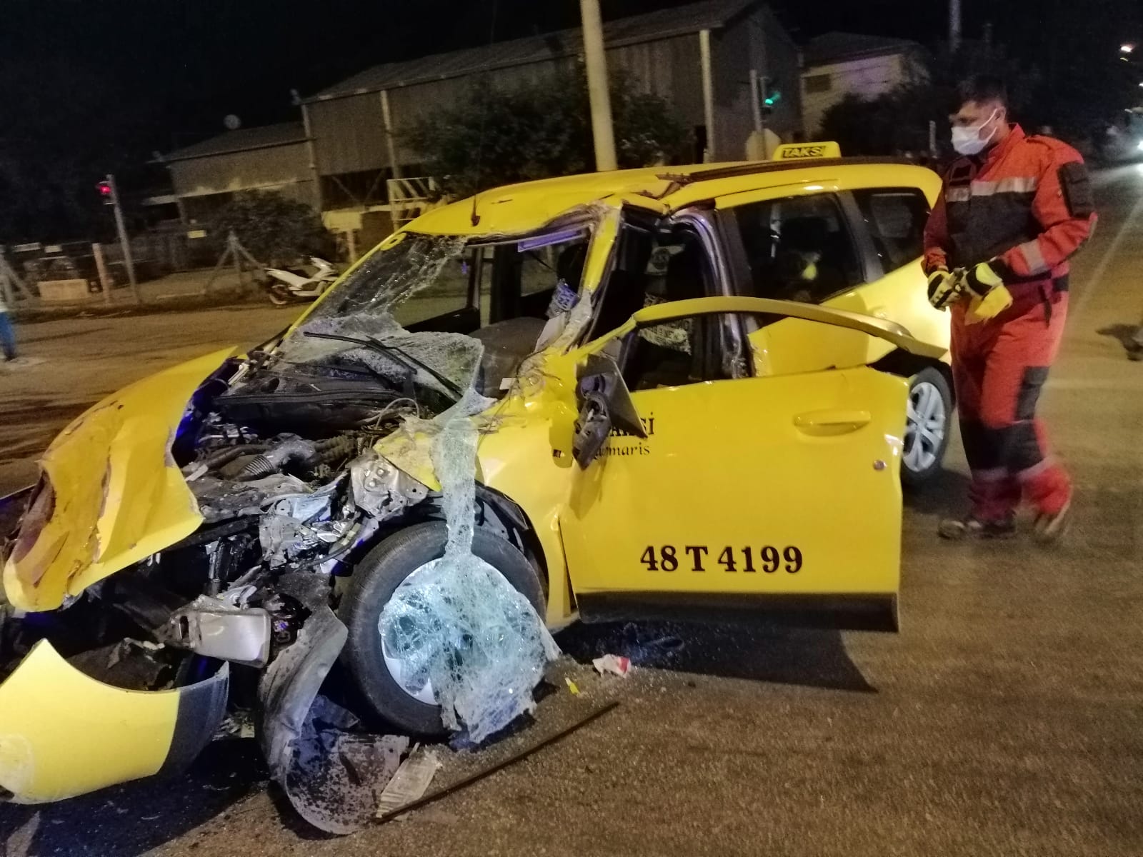 kamyonete çarpan taksinin sürücüsü yaralandı