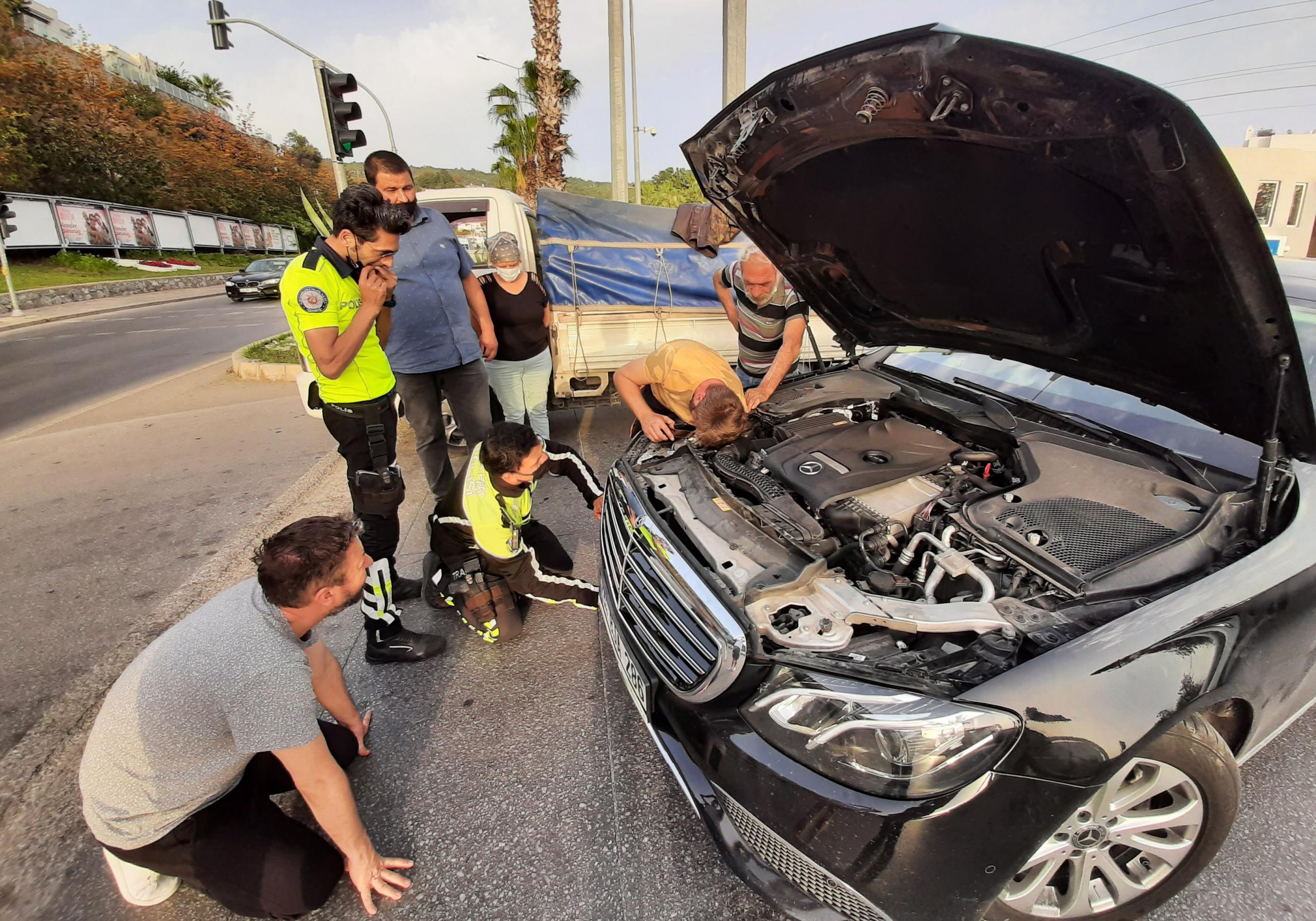  otomobilin motor bölümünde sıkışan kedi yavrusu kurtarıldı