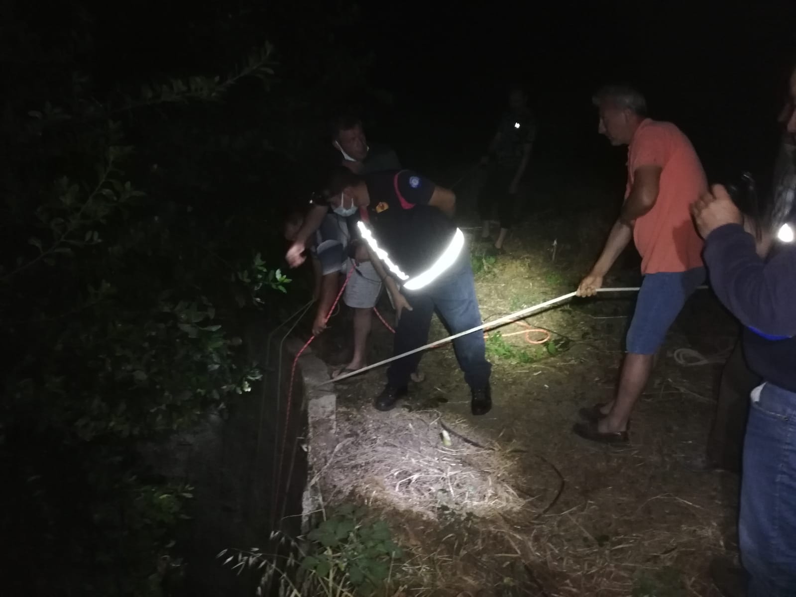 kuyuya düşen inek itfaiye ekiplerince kurtarıldı