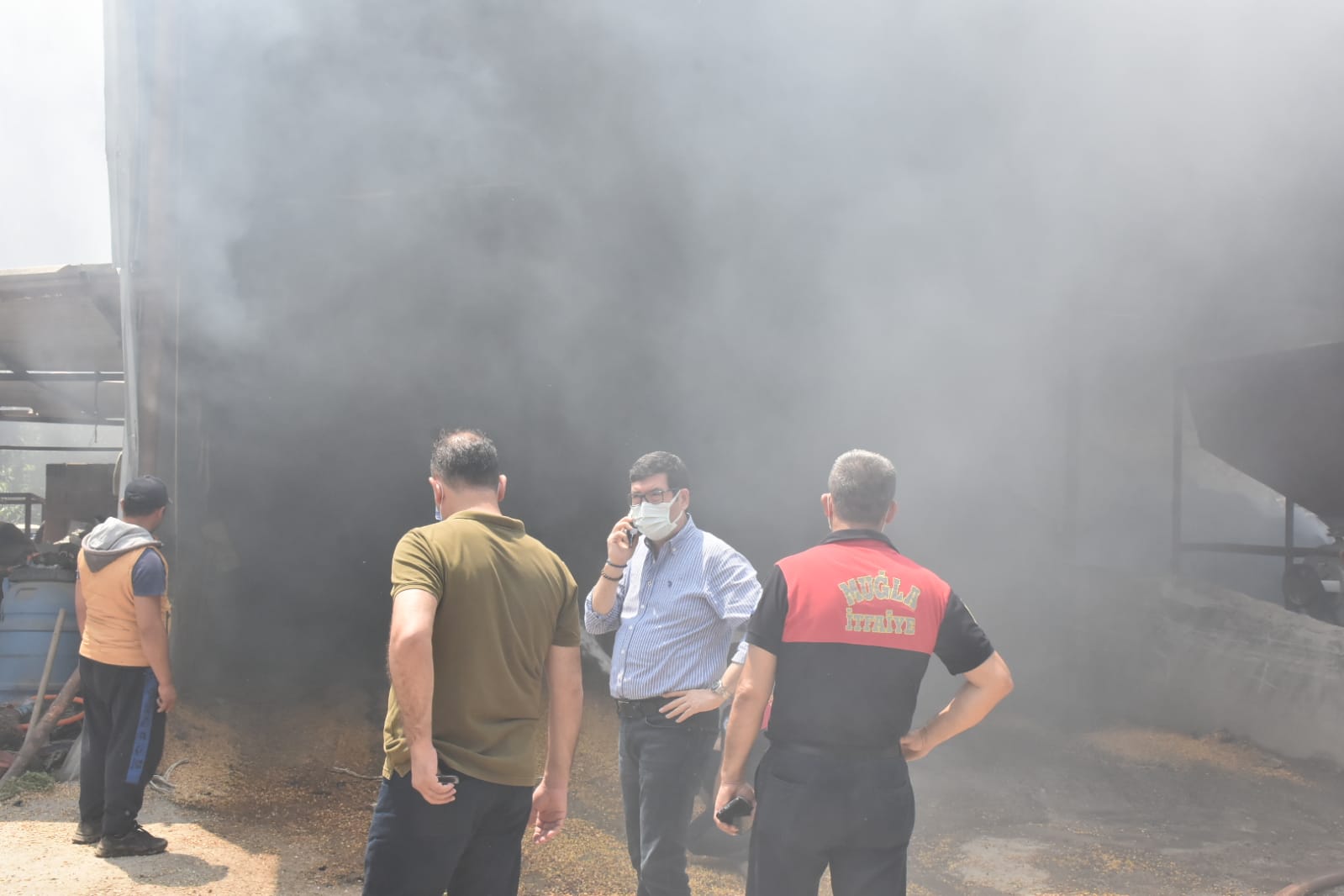 ÇİFTÇİLER GÜNÜNDE BESİHANESİ YANDI  300 BİN LİRALIK YİYECEK TELEF OLDU