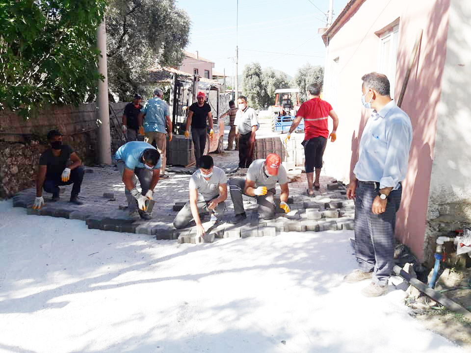 GÖKPINAR’DA YOLLARI DAYANIŞMAYLA YAPIYORLAR