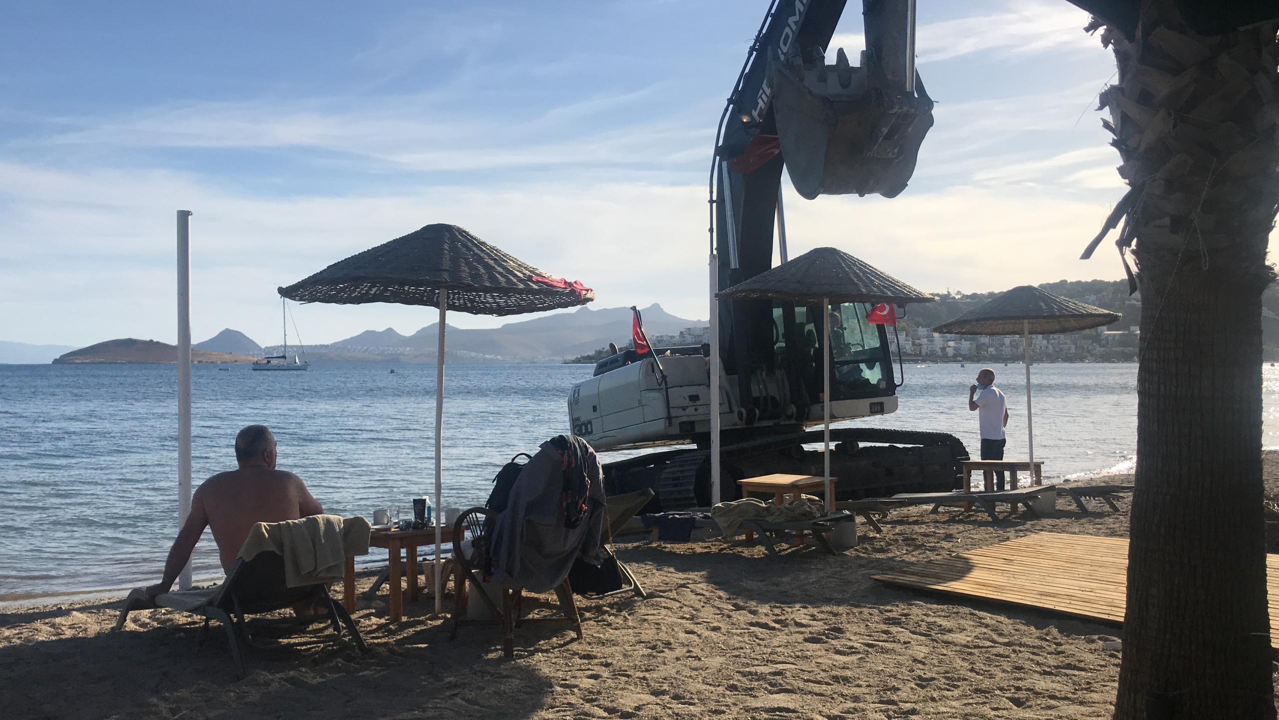  iş makinesiyle sahilde tehlikeli hareketler yapan operatör serbest bırakıldı