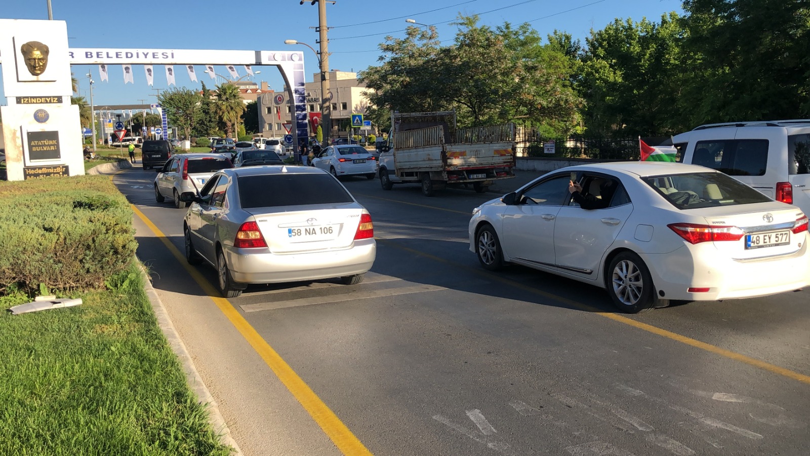 İSRAİL SALDIRILARI KONVOYLA PROTESTO EDİLDİ