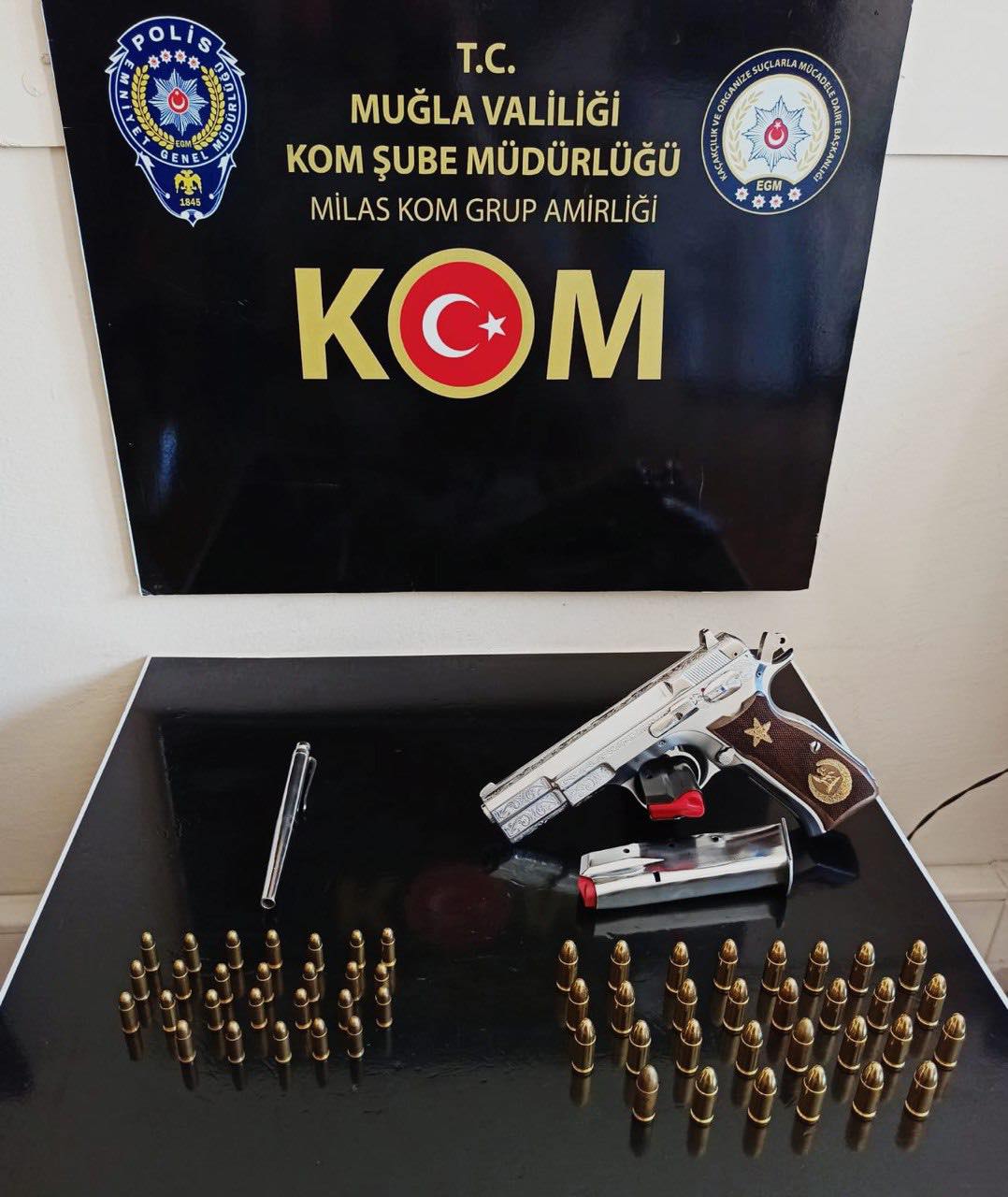 Suç örgüt üyeleri suikast silahıyla yakalandı