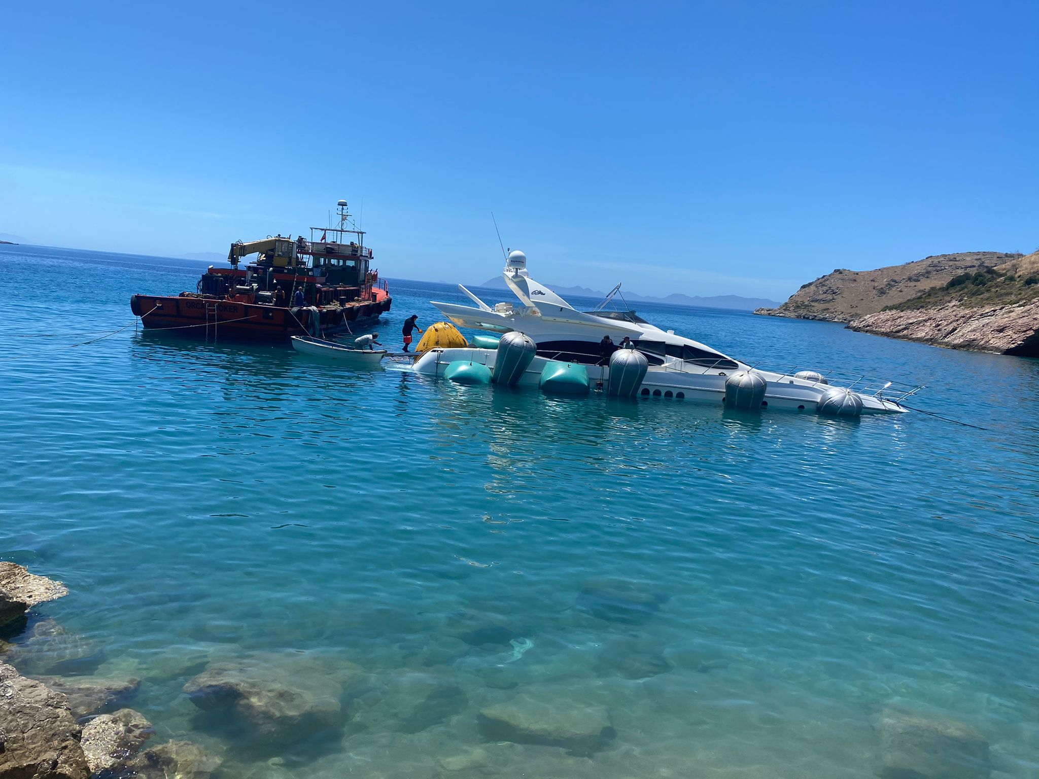 Muğla'da karaya oturan lüks yat çıkartıldı