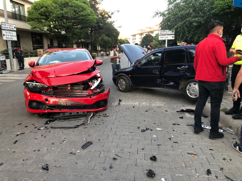 İki araç çarpıştı bir yaralı