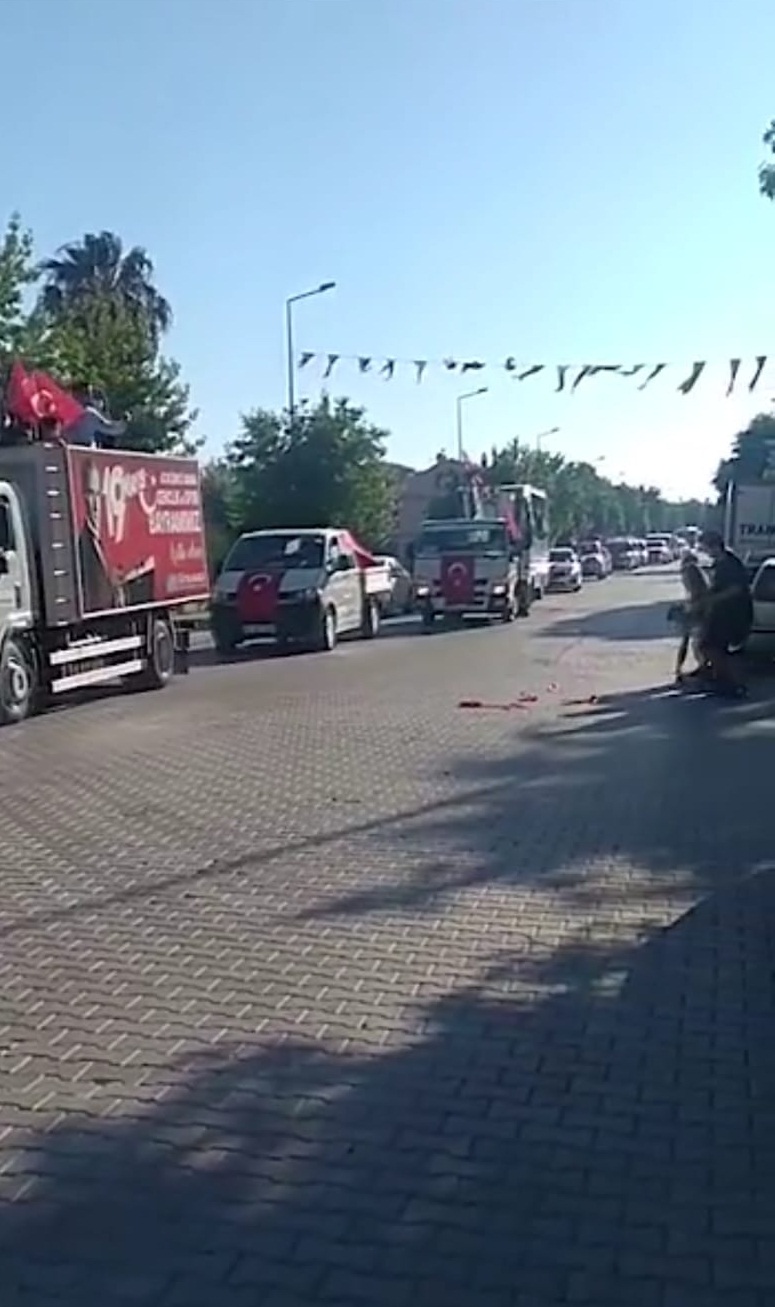 Türk bayrağının yere atılmasına tepki