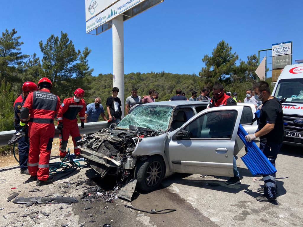 Muğla'da otomobil ile kamyonet çarpıştı: 4 yaralı