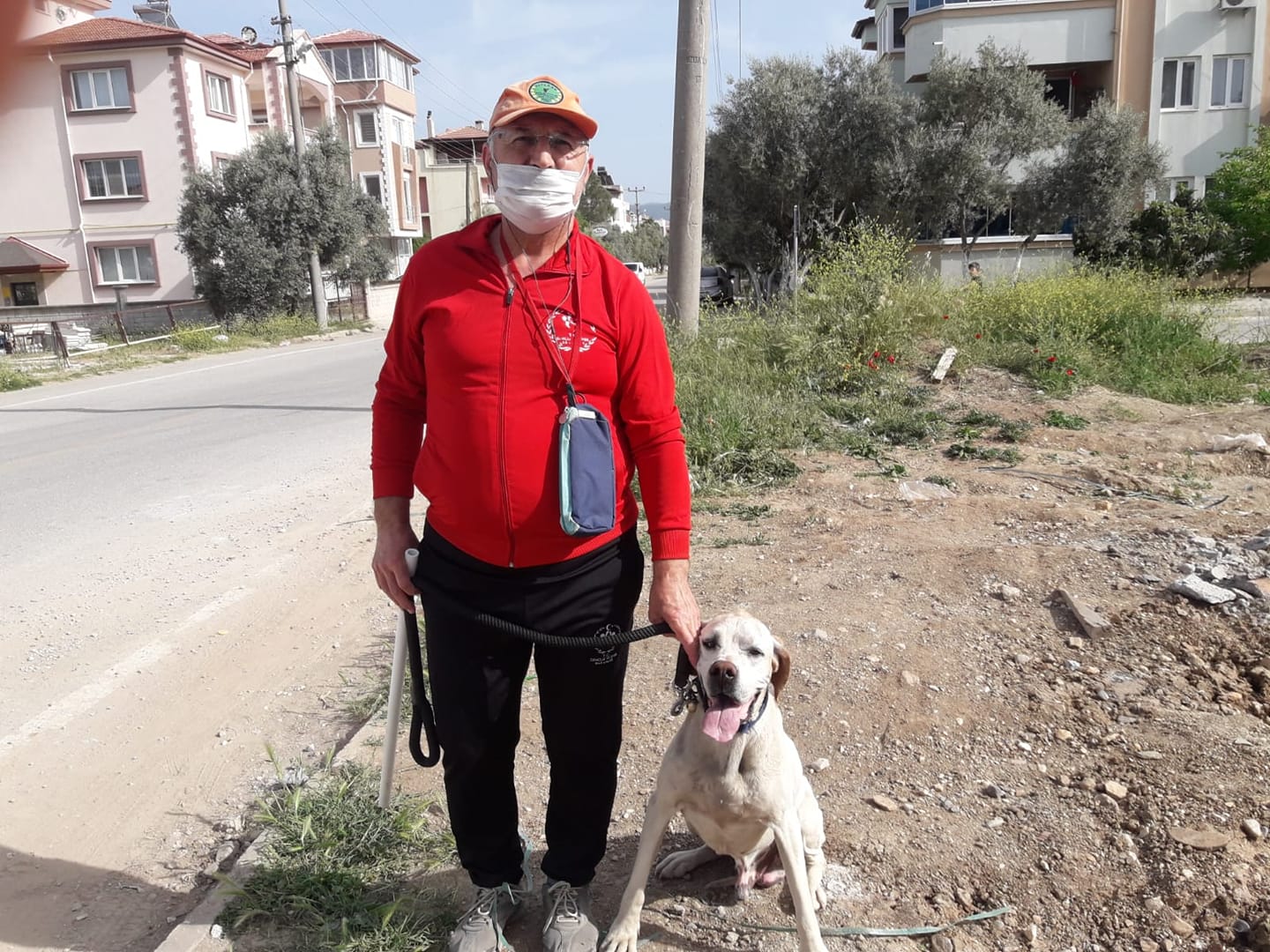KÖPEĞİ ROKİ İLE HER GÜN YEDİ KİLOMETRE YÜRÜYORLAR