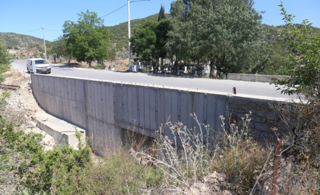 KÖPRÜNÜN KORKULUKLARINI ÇALACAKLARDI, YAKALANDILAR