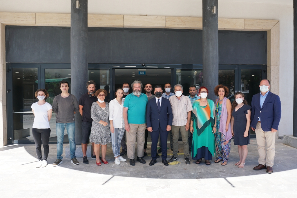 BAŞKAN ARAS, ŞEHİR TİYATROSU EKİBİYLE BULUŞTU