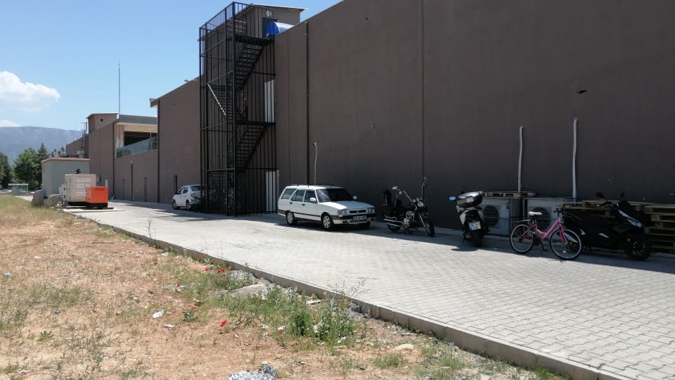 TARTIŞTIĞI KİŞİYİ FALÇATAYLA YARALADI